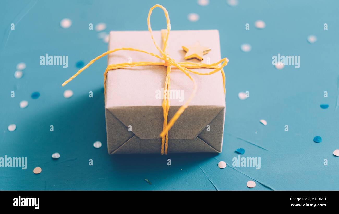 Holiday Surprise beige Papier Geschenkbox blaugrün Stockfoto