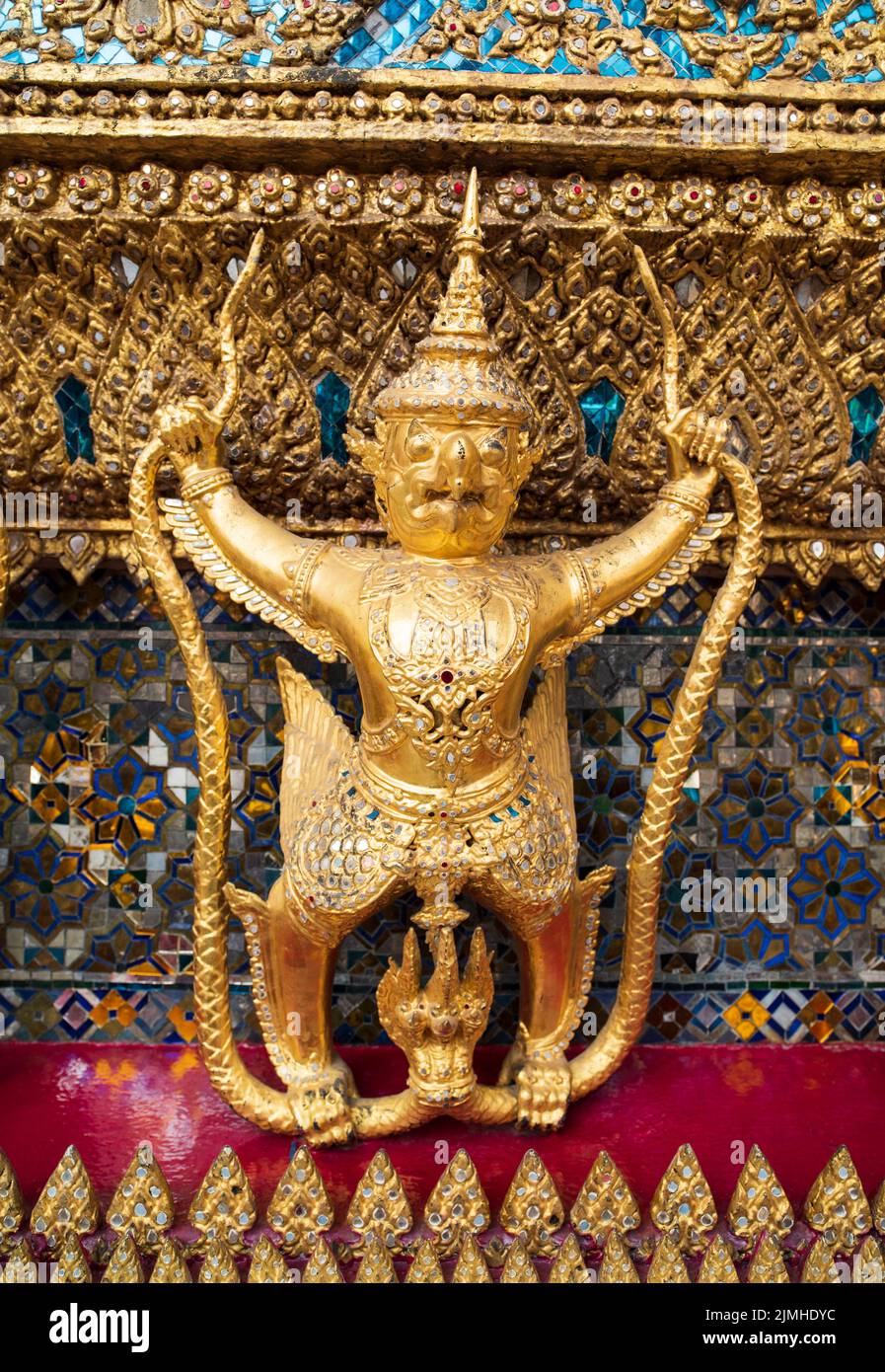 Garuda Wat Phra Kaew. Skulpturen von garuda und Naga im Wat phra kaew Tempel. Stockfoto