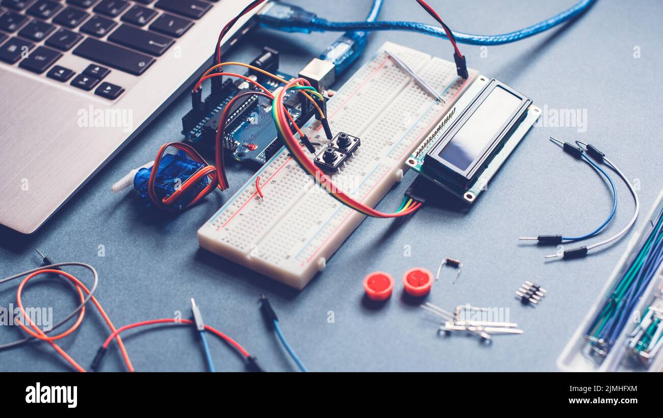 Zerlegter Mikrocontroller am Arbeitsplatz des Technikers Stockfoto