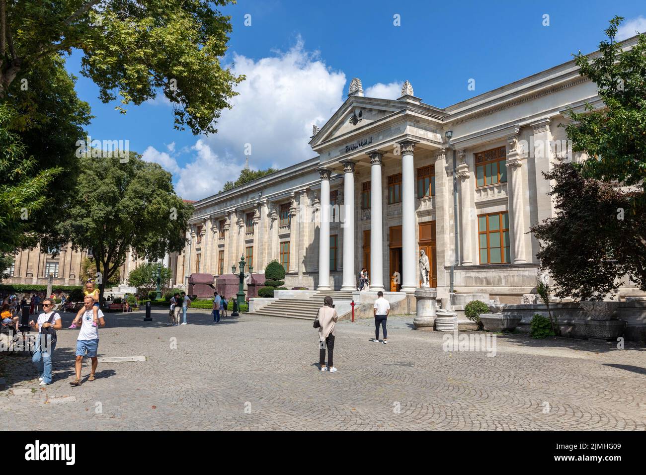 6. August 2022: Außenansicht der Istanbuler Archäologiemuseen im Eminonu-Viertel von Istanbul, Türkei, in der Nähe des Gulhane Parks und des Topkapi-Palastes am 6. August 2022. Das klassische Gebäude des Archäologischen Museums Istanbul wurde nach umfangreichen Restaurierungen eröffnet, mit Ausstellungsräumen, die erdbebenstärkenden Arbeiten unterzogen wurden und nach modernen museologischen Standards renoviert wurden. Die Istanbuler Archäologiemuseen wurden Ende des 19.. Jahrhunderts vom Maler und Archäologen Osman Hamdi Bey als Kaiserliches Museum gegründet und bestehen aus drei Gebäuden, nämlich t Stockfoto