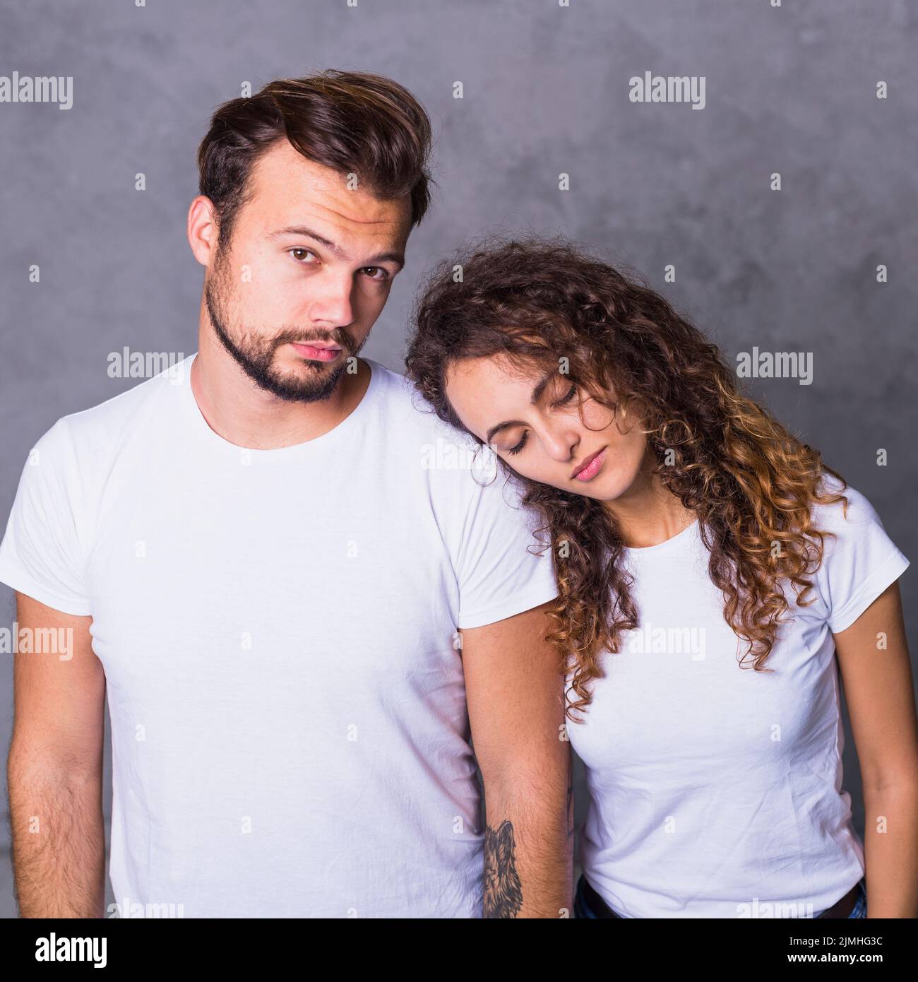 Frau mit Kopf Mann Schulter Stockfoto