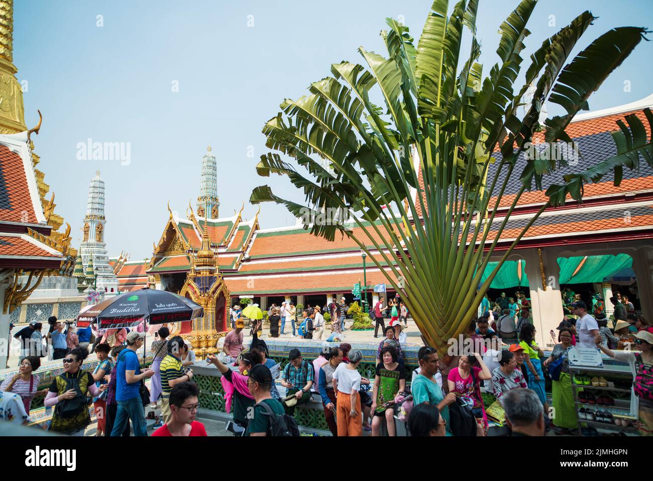 Berühmter königlicher großer Palast in Bangkok. Touristen, die den Tempel besuchen. Stockfoto