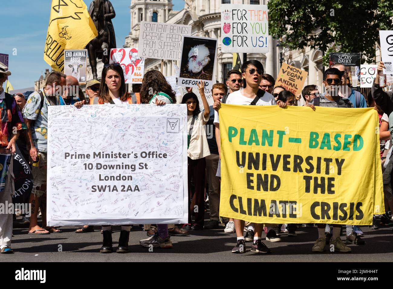 London, Großbritannien. 6. August 2022. Tierrechtsaktivisten marschieren in London zum Nationalen Tierrechtsmarsch, um Gerechtigkeit für Tiere und ein Ende der Tierausbeutung zu fordern. Der marsch war eine Zusammenarbeit vieler aktivistischer Gruppen wie Animal Rebellion, Animal Freedom Movement, North London Hunt Sabs, Animal Justice Project und Animal Save UK. Quelle: Andrea Domeniconi/Alamy Live News Stockfoto