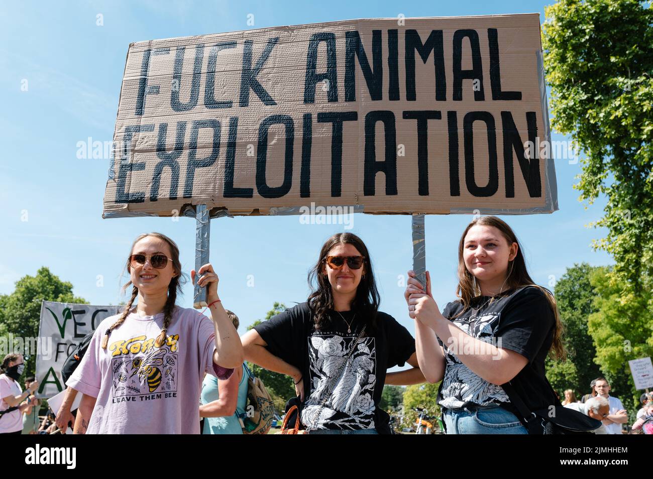 London, Großbritannien. 6. August 2022. Tierrechtsaktivisten marschieren in London zum Nationalen Tierrechtsmarsch, um Gerechtigkeit für Tiere und ein Ende der Tierausbeutung zu fordern. Der marsch war eine Zusammenarbeit vieler aktivistischer Gruppen wie Animal Rebellion, Animal Freedom Movement, North London Hunt Sabs, Animal Justice Project und Animal Save UK. Quelle: Andrea Domeniconi/Alamy Live News Stockfoto