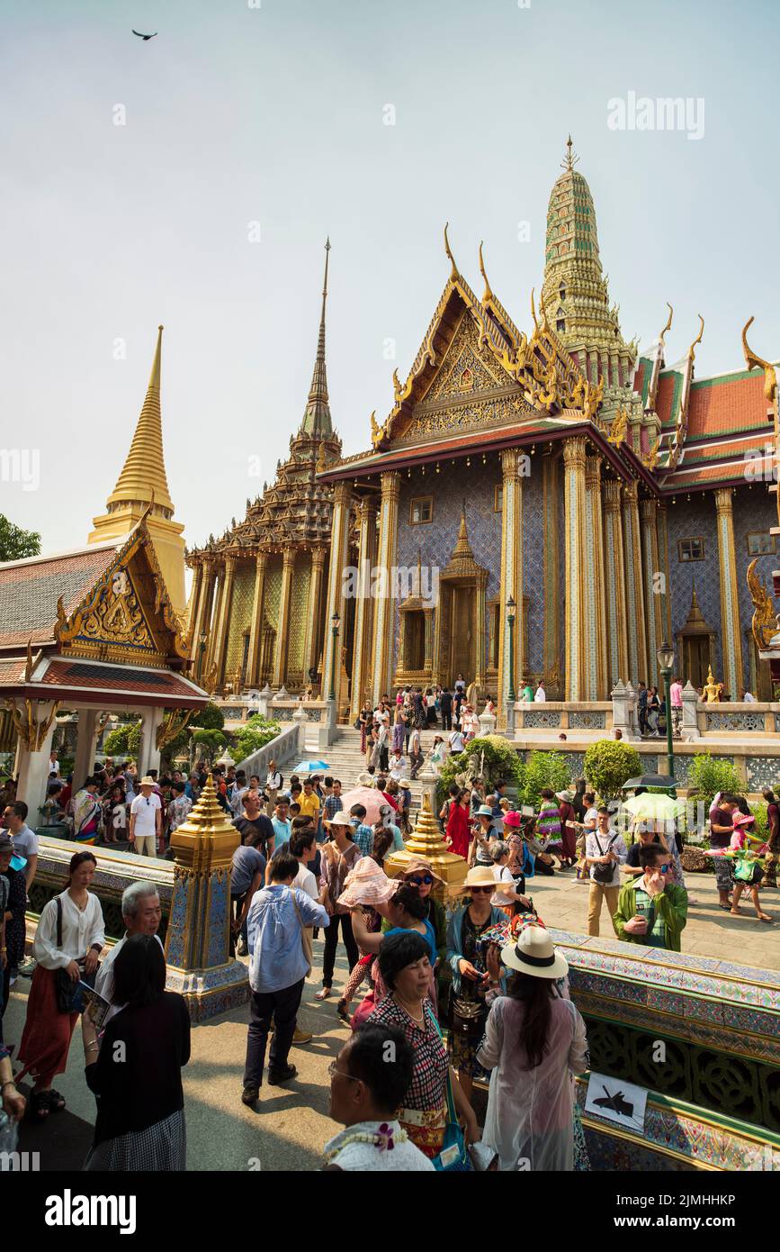 Berühmter königlicher großer Palast in Bangkok. Touristen, die den Tempel besuchen. Stockfoto