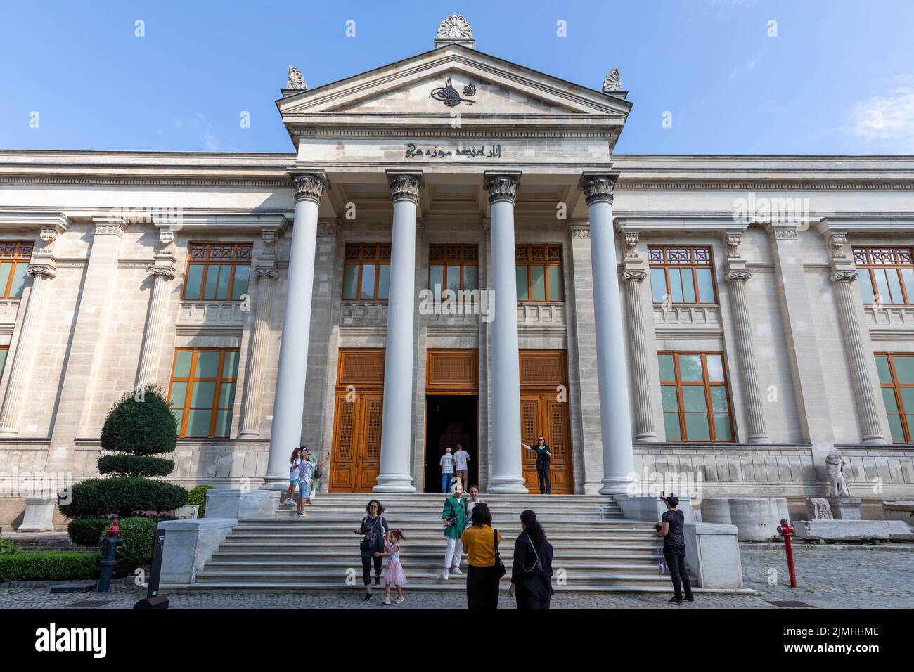 6. August 2022: Außenansicht der Istanbuler Archäologiemuseen im Eminonu-Viertel von Istanbul, Türkei, in der Nähe des Gulhane Parks und des Topkapi-Palastes am 6. August 2022. Das klassische Gebäude des Archäologischen Museums Istanbul wurde nach umfangreichen Restaurierungen eröffnet, mit Ausstellungsräumen, die erdbebenstärkenden Arbeiten unterzogen wurden und nach modernen museologischen Standards renoviert wurden. Die Istanbuler Archäologiemuseen wurden Ende des 19.. Jahrhunderts vom Maler und Archäologen Osman Hamdi Bey als Kaiserliches Museum gegründet und bestehen aus drei Gebäuden, nämlich t Stockfoto