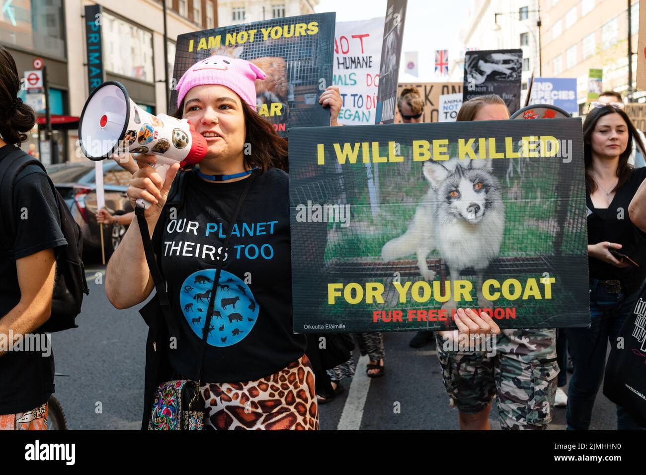 London, Großbritannien. 6. August 2022. Tierrechtsaktivisten marschieren in London zum Nationalen Tierrechtsmarsch, um Gerechtigkeit für Tiere und ein Ende der Tierausbeutung zu fordern. Der marsch war eine Zusammenarbeit vieler aktivistischer Gruppen wie Animal Rebellion, Animal Freedom Movement, North London Hunt Sabs, Animal Justice Project und Animal Save UK. Quelle: Andrea Domeniconi/Alamy Live News Stockfoto