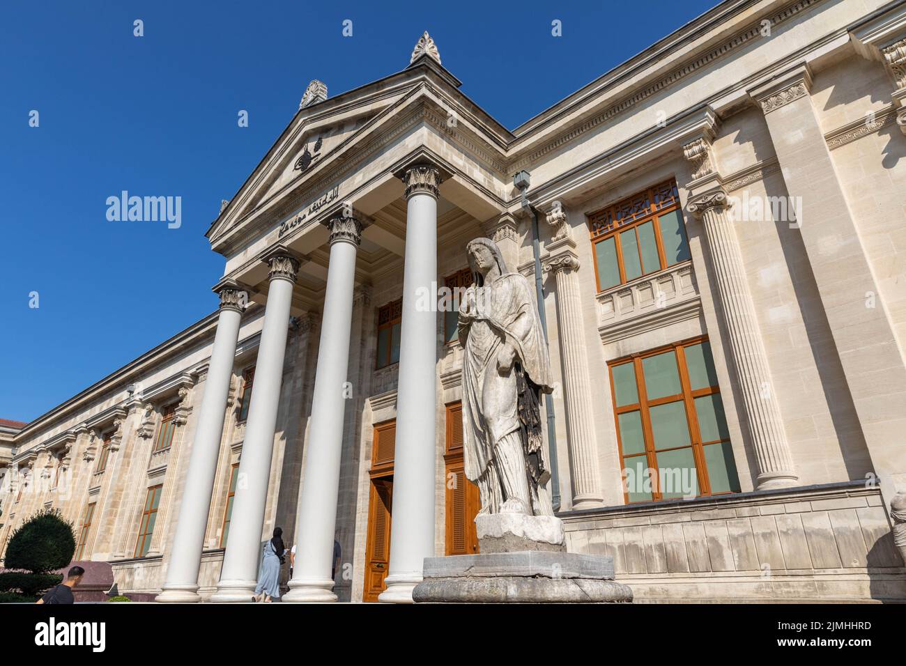 6. August 2022: Außenansicht der Istanbuler Archäologiemuseen im Eminonu-Viertel von Istanbul, Türkei, in der Nähe des Gulhane Parks und des Topkapi-Palastes am 6. August 2022. Das klassische Gebäude des Archäologischen Museums Istanbul wurde nach umfangreichen Restaurierungen eröffnet, mit Ausstellungsräumen, die erdbebenstärkenden Arbeiten unterzogen wurden und nach modernen museologischen Standards renoviert wurden. Die Istanbuler Archäologiemuseen wurden Ende des 19.. Jahrhunderts vom Maler und Archäologen Osman Hamdi Bey als Kaiserliches Museum gegründet und bestehen aus drei Gebäuden, nämlich t Stockfoto