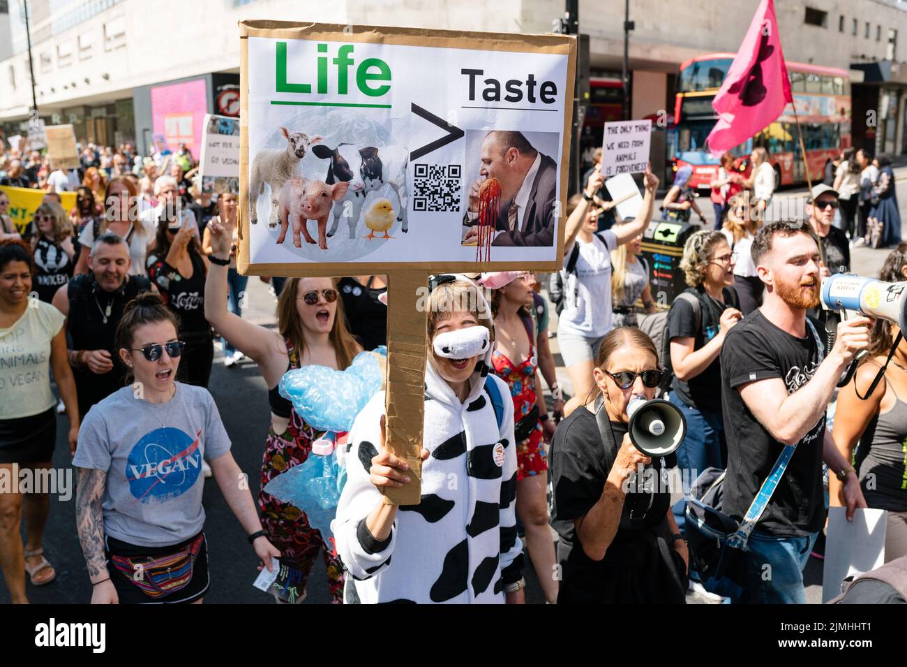 London, Großbritannien. 6. August 2022. Tierrechtsaktivisten marschieren in London zum Nationalen Tierrechtsmarsch, um Gerechtigkeit für Tiere und ein Ende der Tierausbeutung zu fordern. Der marsch war eine Zusammenarbeit vieler aktivistischer Gruppen wie Animal Rebellion, Animal Freedom Movement, North London Hunt Sabs, Animal Justice Project und Animal Save UK. Quelle: Andrea Domeniconi/Alamy Live News Stockfoto