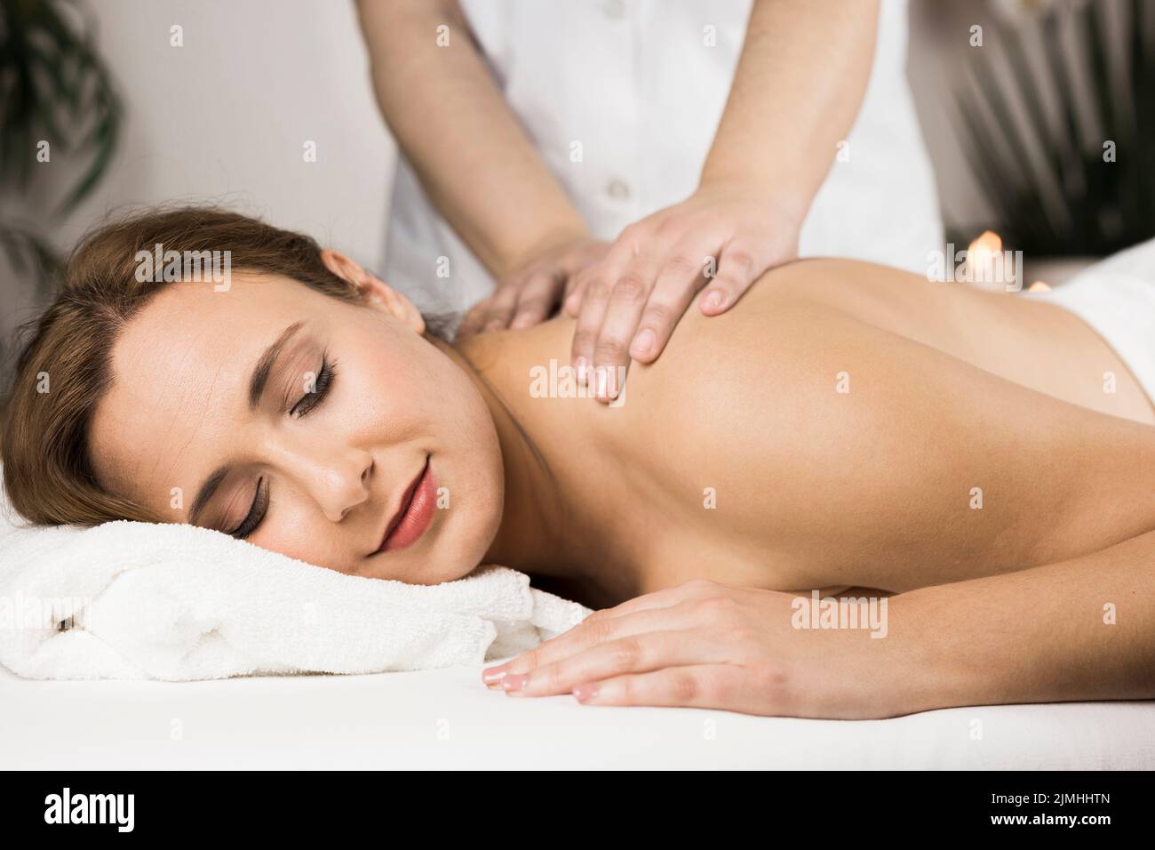 Frau, die ein Massagezentrum bekommt Stockfoto