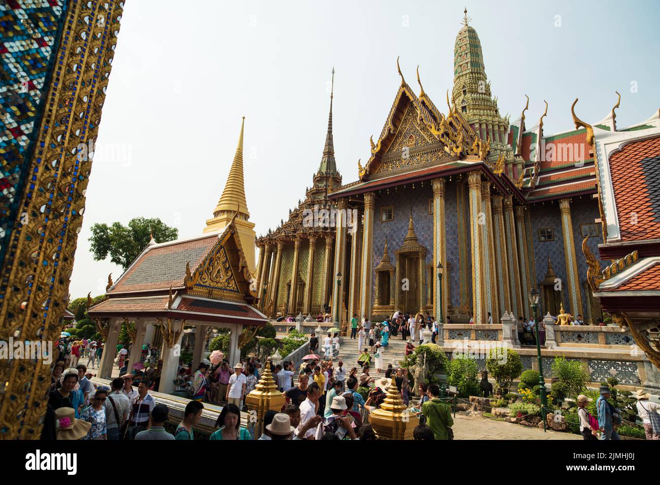 Berühmter königlicher großer Palast in Bangkok. Touristen, die den Tempel besuchen. Stockfoto
