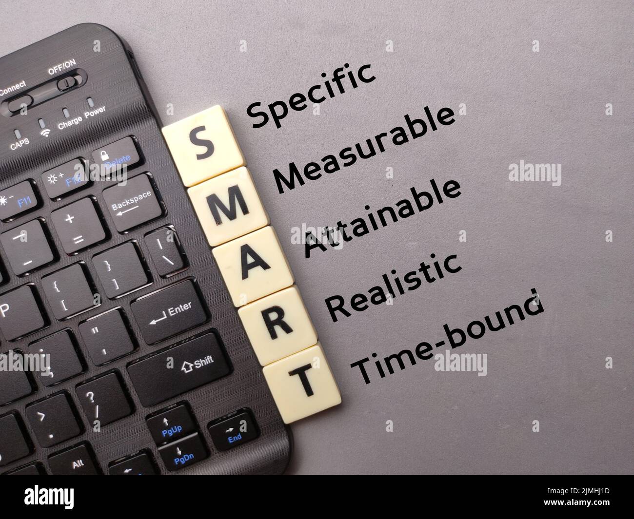 Eine Draufsicht auf eine kabellose Tastatur mit dem Wort SMART auf grauem Hintergrund Stockfoto