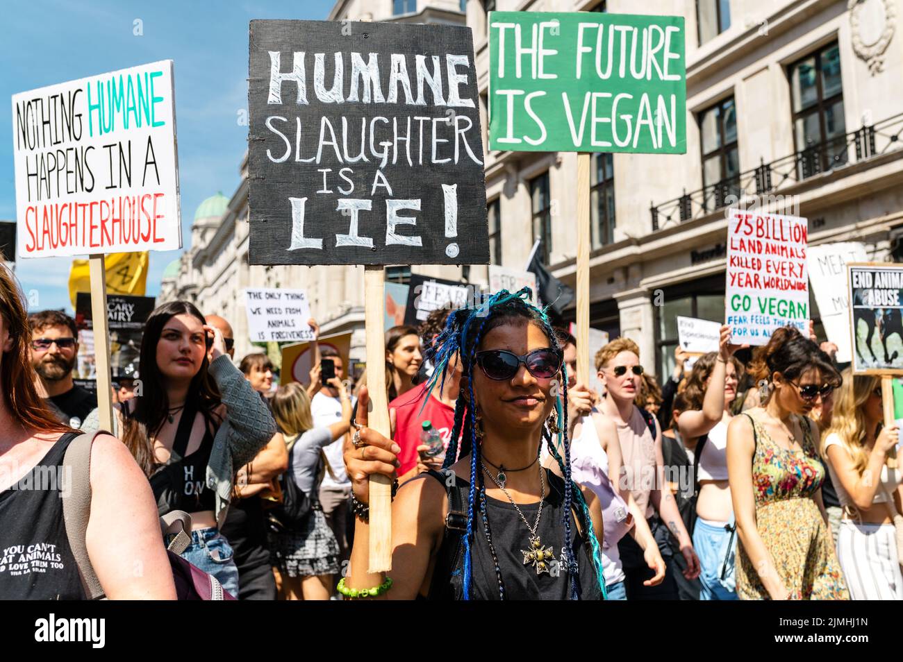 London, Großbritannien. 6. August 2022. Tierrechtsaktivisten marschieren in London zum Nationalen Tierrechtsmarsch, um Gerechtigkeit für Tiere und ein Ende der Tierausbeutung zu fordern. Der marsch war eine Zusammenarbeit vieler aktivistischer Gruppen wie Animal Rebellion, Animal Freedom Movement, North London Hunt Sabs, Animal Justice Project und Animal Save UK. Quelle: Andrea Domeniconi/Alamy Live News Stockfoto