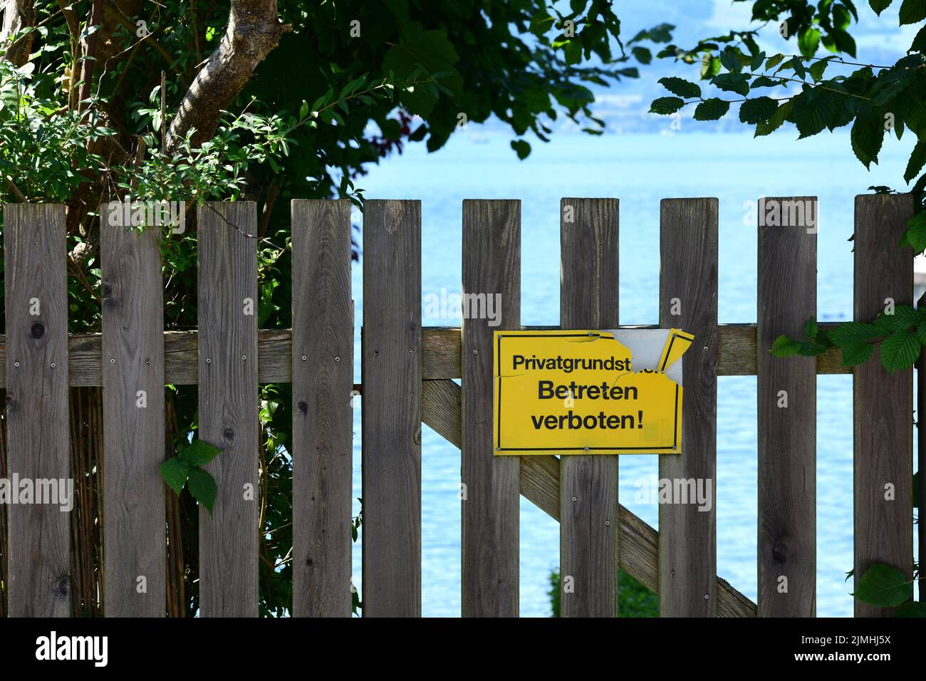 Privatgrundstück am Traunsee - Betreten verboten - Privateigentum am Traunsee - Betreten verboten Stockfoto