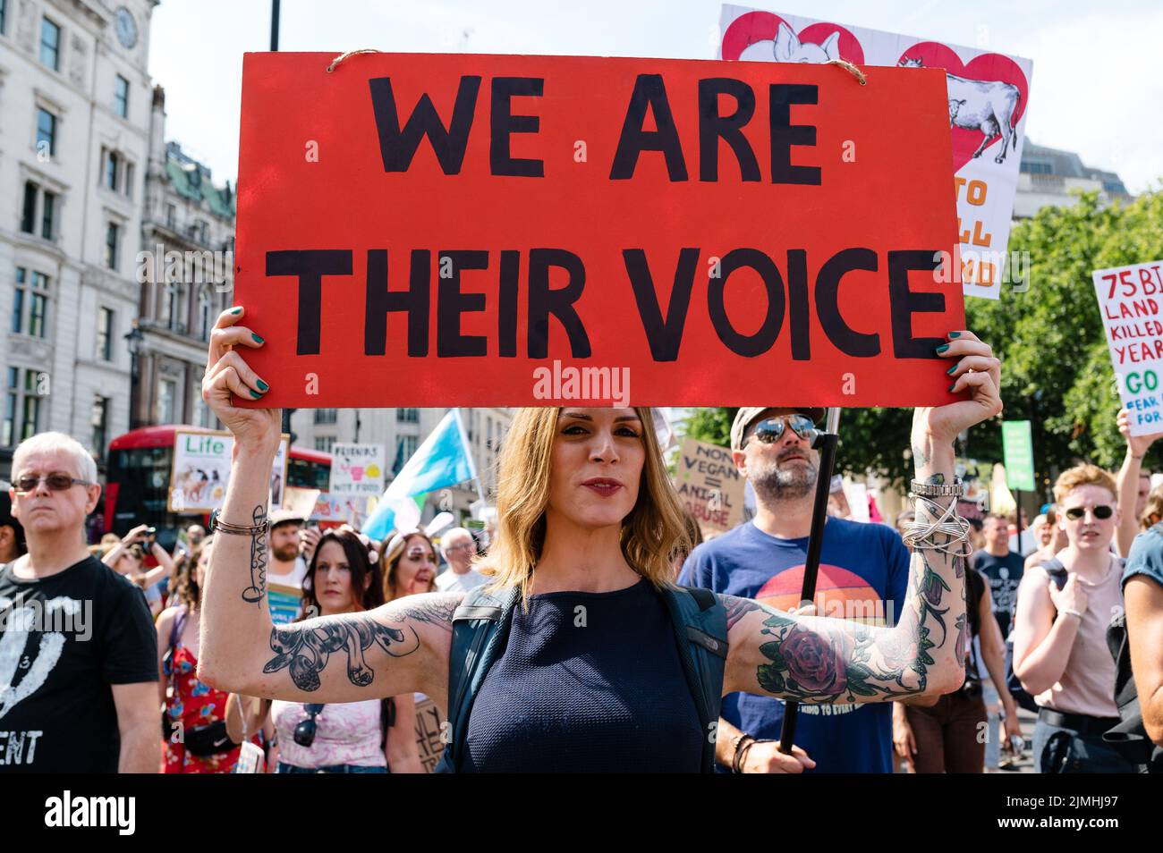 London, Großbritannien. 6. August 2022. Tierrechtsaktivisten marschieren in London zum Nationalen Tierrechtsmarsch, um Gerechtigkeit für Tiere und ein Ende der Tierausbeutung zu fordern. Der marsch war eine Zusammenarbeit vieler aktivistischer Gruppen wie Animal Rebellion, Animal Freedom Movement, North London Hunt Sabs, Animal Justice Project und Animal Save UK. Quelle: Andrea Domeniconi/Alamy Live News Stockfoto