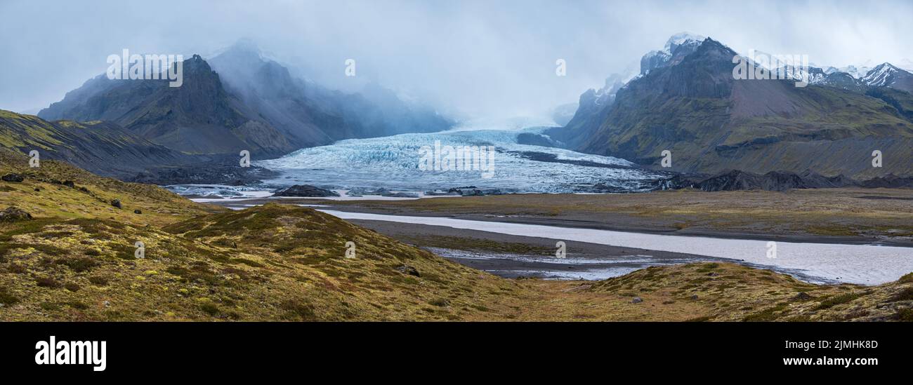 Gletscherzunge gleitet vom Vatnajokull-Eiszapfen oder Vatna-Gletscher in der Nähe des subglazialen Vulkans Oraefajokull, Island. Gletscherlagune Stockfoto