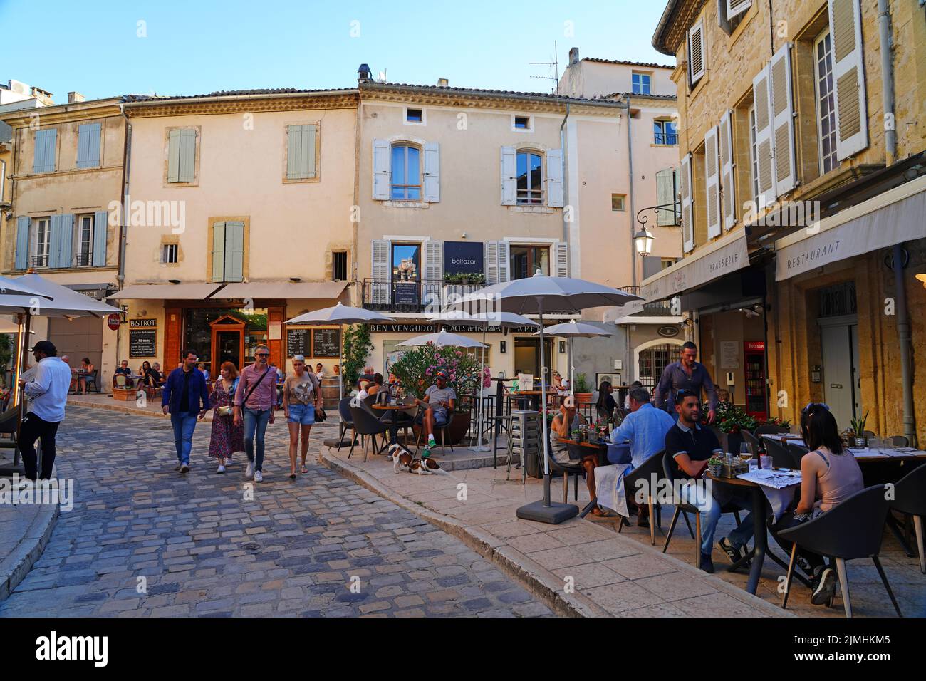 LOURMARIN, FRANKREICH -5 JUL 2021- Blick auf traditionelle Gebäude in Lourmarin, einer Stadt im Luberon-Gebiet von Vaucluse, Provence, Frankreich, benannt nach einem der b Stockfoto