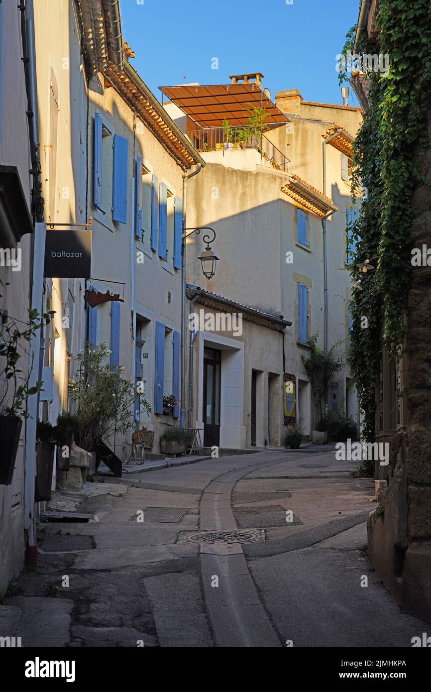 LOURMARIN, FRANKREICH -5 JUL 2021- Blick auf traditionelle Gebäude in Lourmarin, einer Stadt im Luberon-Gebiet von Vaucluse, Provence, Frankreich, benannt nach einem der b Stockfoto