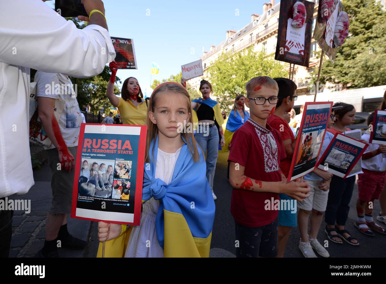 Marsch zur Unterstützung der Ukraine zwischen dem Place de la République und der Bastille sind hundert Demonstranten anwesend, darunter mehrere Kinder Stockfoto