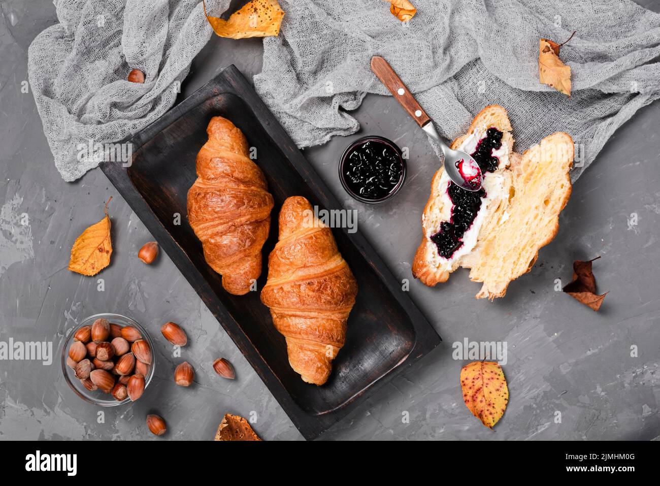 Mittelgroße Croissant-Marmelade Stockfoto