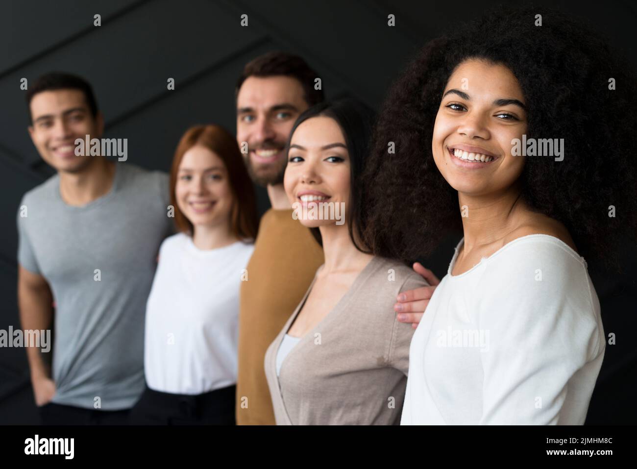 Vorderansicht positive junge Menschen lächeln Stockfoto