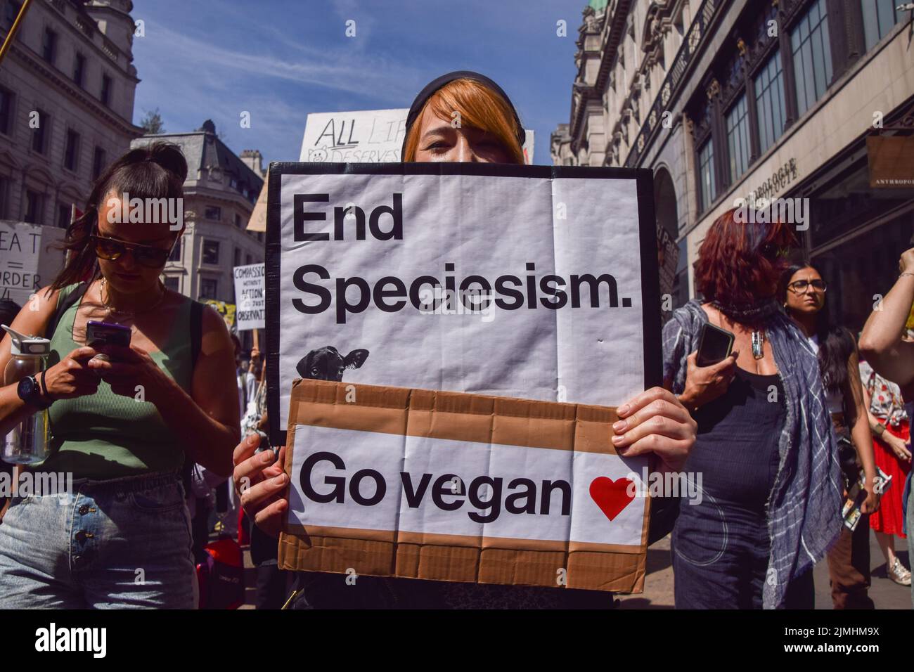 London, Großbritannien. 6.. August 2022. Demonstranten marschieren durch die Regent Street. Tausende von Menschen marschierten durch das Zentrum Londons, um Tierrechte und Veganismus zu unterstützen, und forderten ein Ende des Artenismus und aller Formen der Tierausbeutung. Kredit: Vuk Valcic/Alamy Live Nachrichten Stockfoto