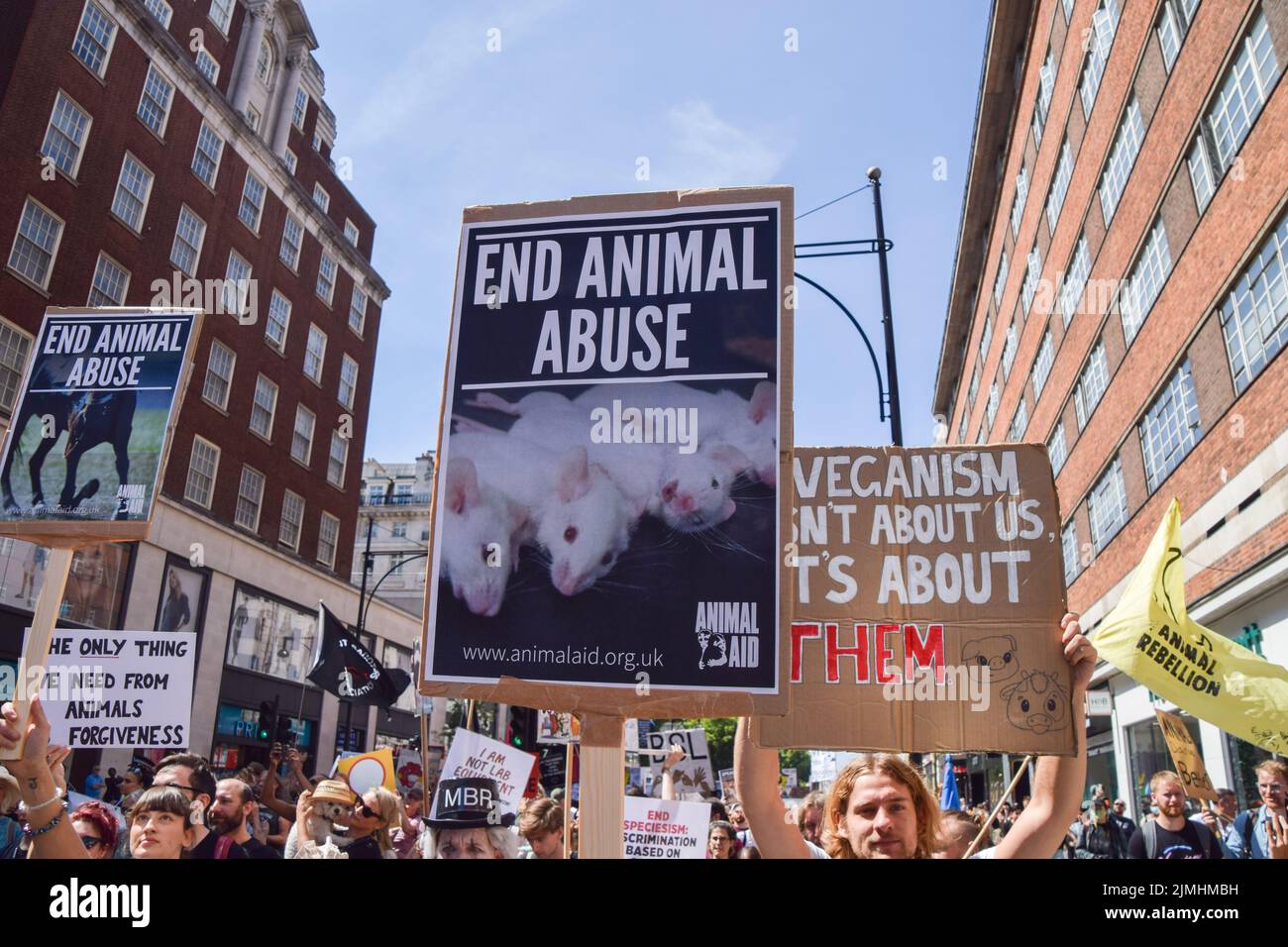 London, Großbritannien. 6.. August 2022. Ein Protestler hält während des marsches durch die Oxford Street ein Schild mit dem Titel „Ende des Tiermissbrauchs“. Tausende von Menschen marschierten durch das Zentrum Londons, um Tierrechte und Veganismus zu unterstützen, und forderten ein Ende des Artenismus und aller Formen der Tierausbeutung. Kredit: Vuk Valcic/Alamy Live Nachrichten Stockfoto