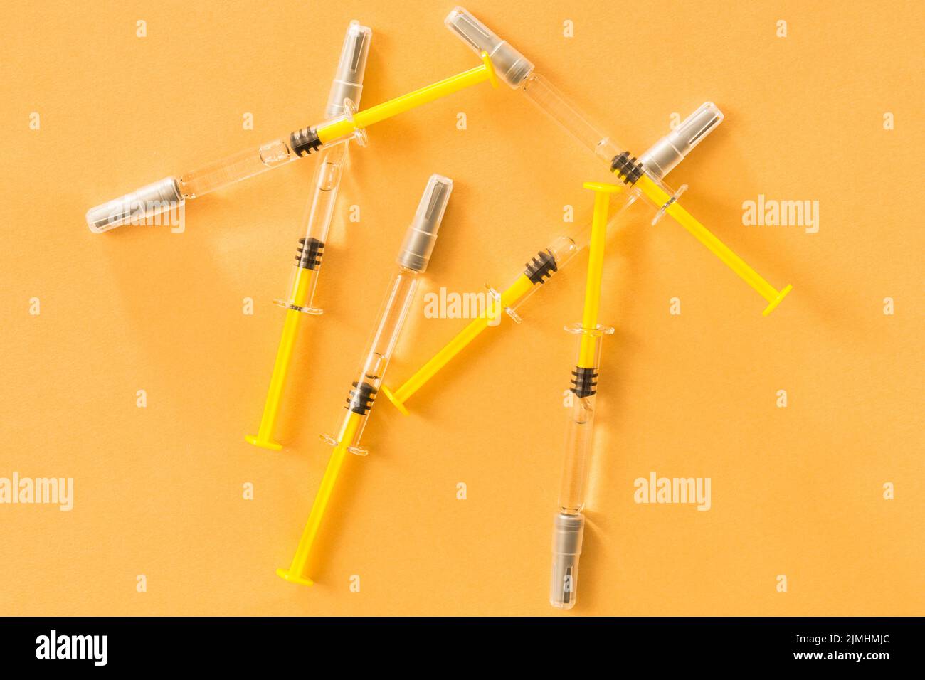 Erhöhte Ansicht medizinische Spritzen gelben Hintergrund Stockfoto