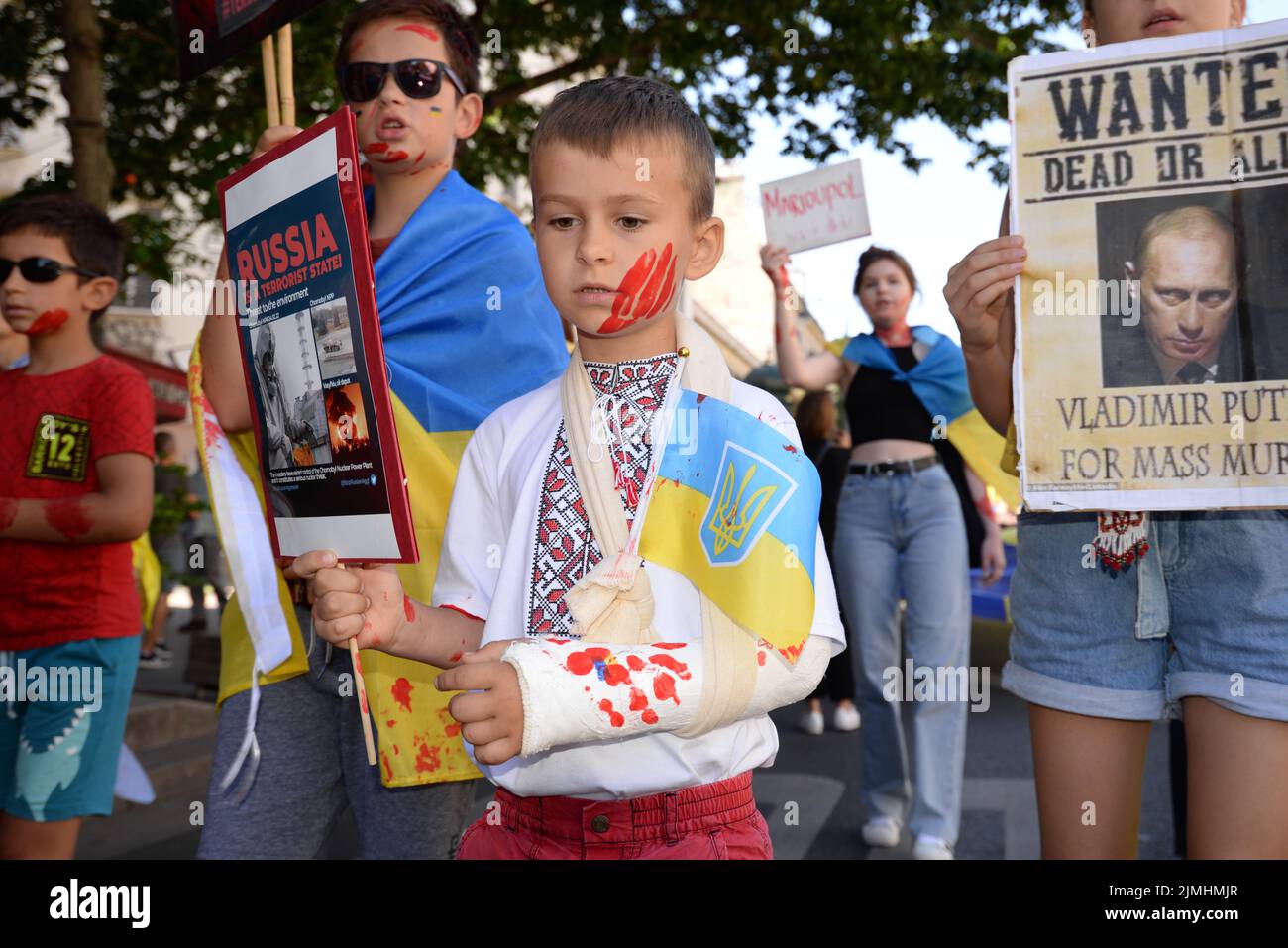 Marsch zur Unterstützung der Ukraine zwischen dem Place de la République und der Bastille sind hundert Demonstranten anwesend, darunter mehrere Kinder Stockfoto