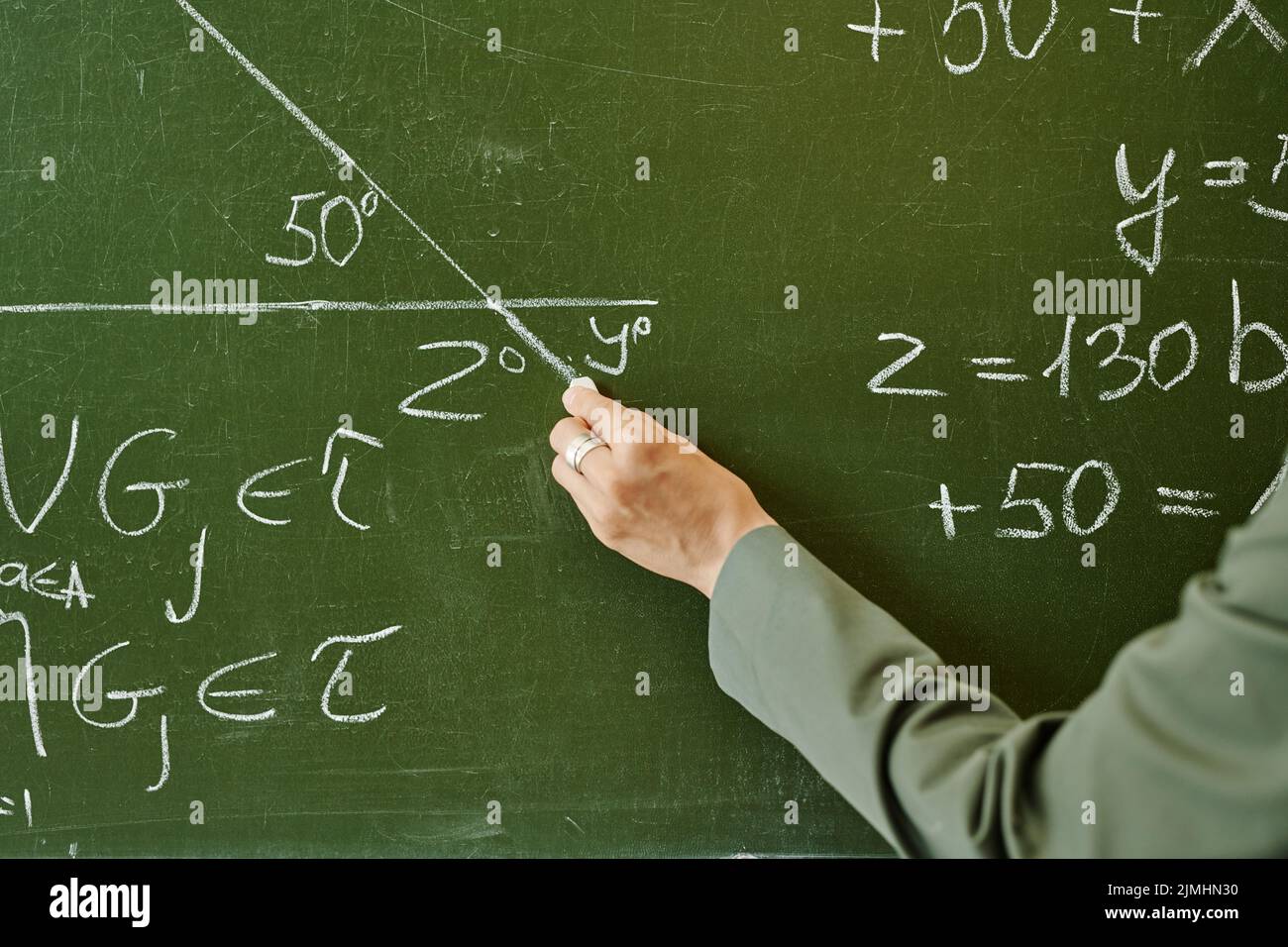 Hand des jungen Lehrers der Geometrie Zeichnung Dreieck mit unbekannten Winkel, während erklären Theorem zu den Schülern der Highschool Stockfoto