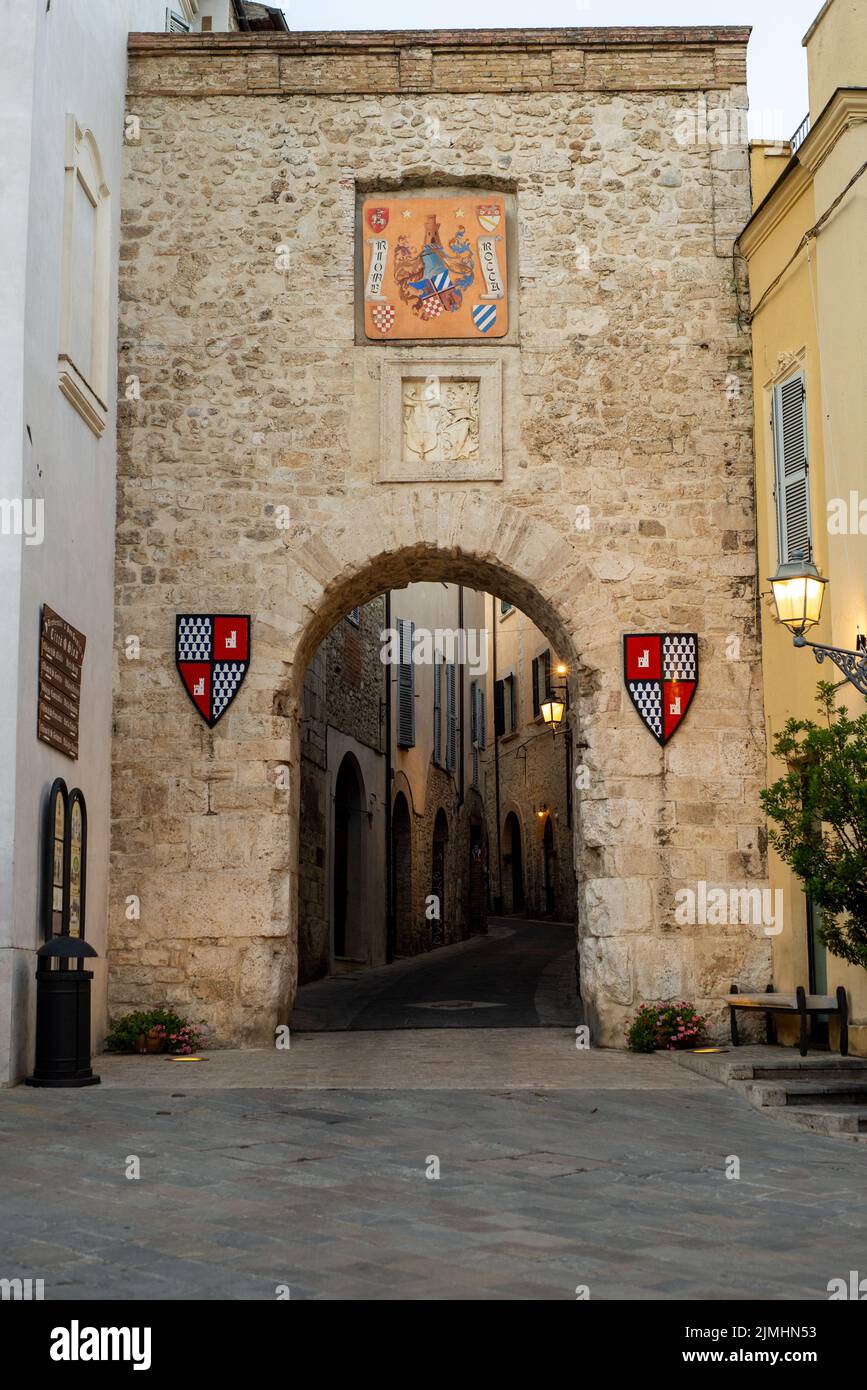 Eingangsbogen von 'Rione Rocca' san gemini, Italien Stockfoto