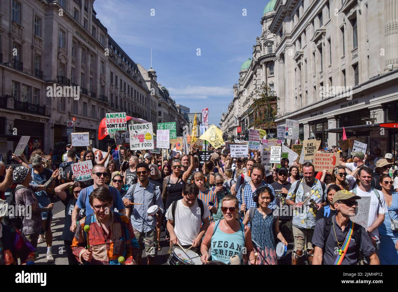 London, Großbritannien. 6.. August 2022. Demonstranten marschieren durch die Regent Street. Tausende von Menschen marschierten durch das Zentrum Londons, um Tierrechte und Veganismus zu unterstützen, und forderten ein Ende des Artenismus und aller Formen der Tierausbeutung. Kredit: Vuk Valcic/Alamy Live Nachrichten Stockfoto