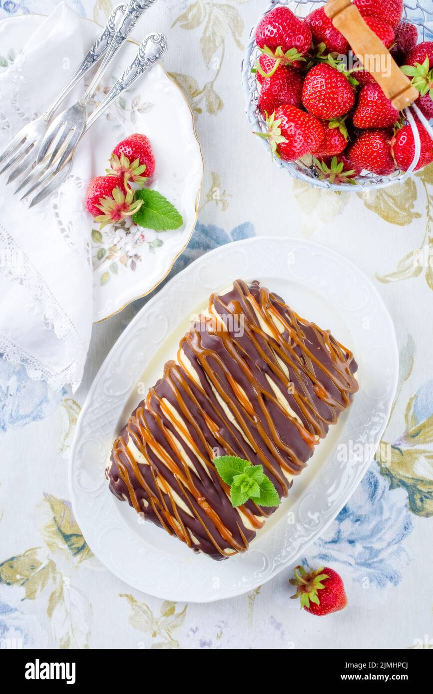 Traditioneller Schokoladenkaramell-Käsekuchen mit frischen Erdbeeren ...