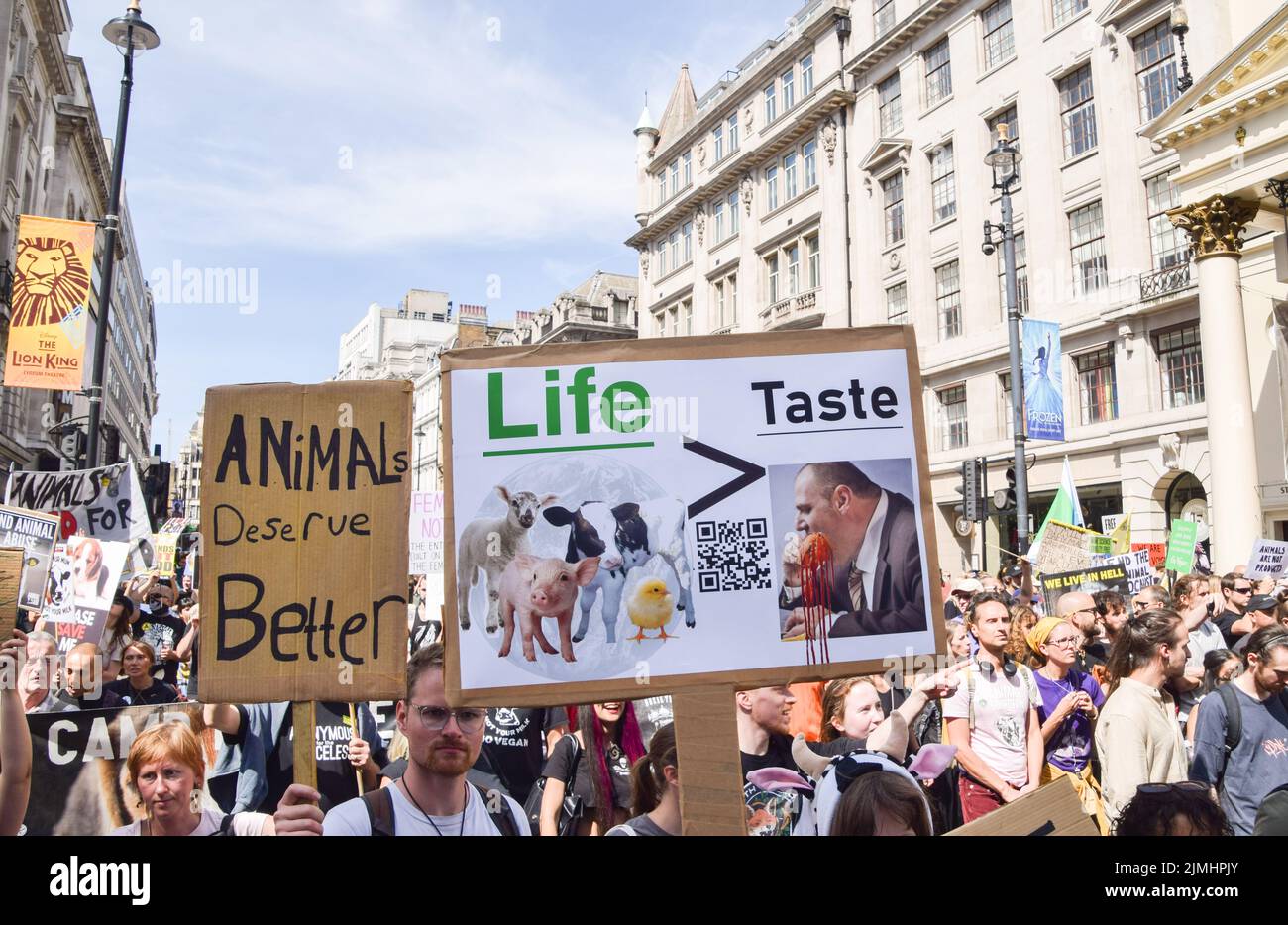 London, Großbritannien. 6.. August 2022. Demonstranten marschieren durch Haymarket. Tausende von Menschen marschierten durch das Zentrum Londons, um Tierrechte und Veganismus zu unterstützen, und forderten ein Ende des Artenismus und aller Formen der Tierausbeutung. Kredit: Vuk Valcic/Alamy Live Nachrichten Stockfoto