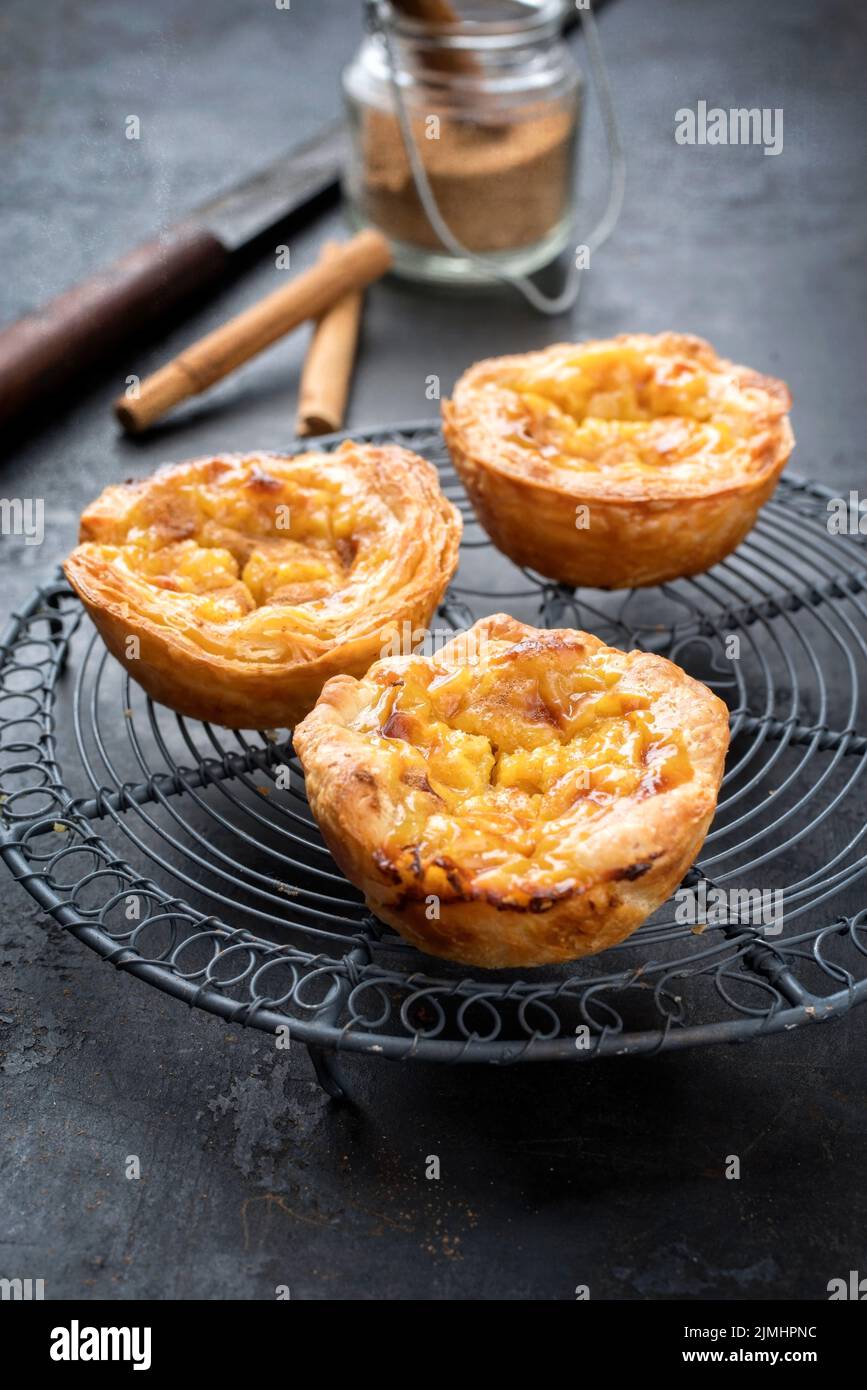 Traditionelle portugiesische Pasteis de nata als Nahaufnahme auf einem Kühlregal Stockfoto