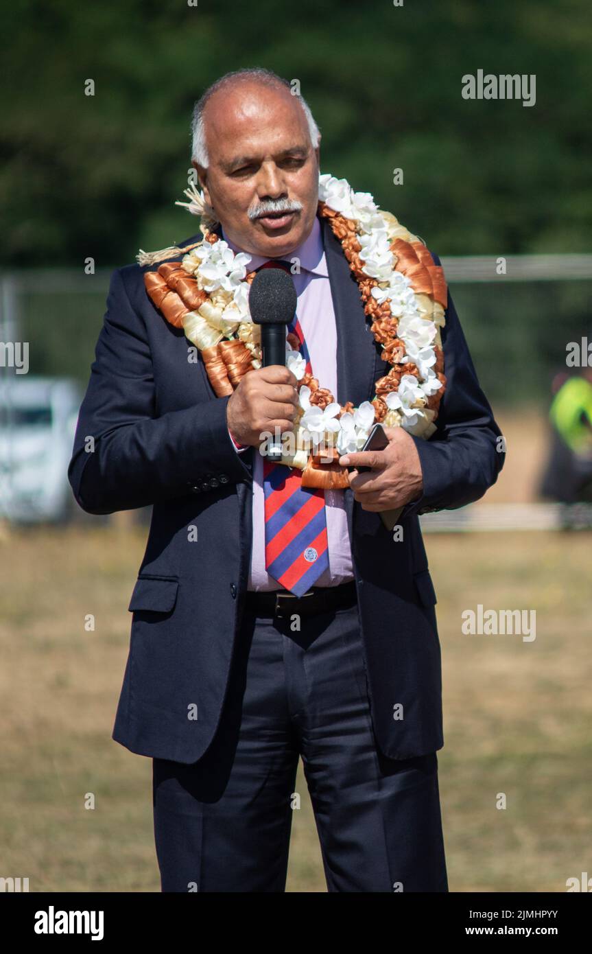 Hampshire, Großbritannien. 6. August 2022. Das jährliche Bula Festival, das von Fidschianern in der britischen Armee organisiert wurde, enthielt traditionelle Grüße, einen Gedenkgottesdienst für gefallene Kameraden, eine Meke als traditionellen Tanz, und einmal wurde die Tänzerin mit Stoffhaken zur Feier ihrer ersten Meke ausgestattet, Mode aus London Pacific Fashion Week mit Models und Designs aus Australien, Neuseeland, Tonga, Fidschi, Samoa. Kredit: Peter Hogan/Alamy Live Nachrichten Stockfoto