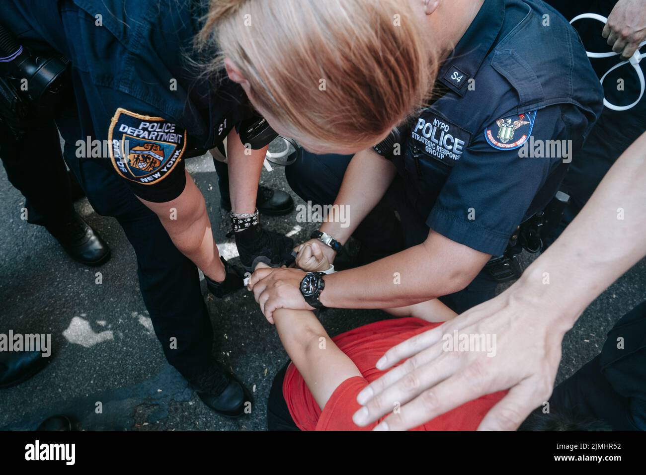New York, USA. 6. August 2022. Abtreibungsaktivisten vor der Old St. Patrick's Cathedral in New York verhaftet Quelle: Olga Fe/Alamy Live News Stockfoto