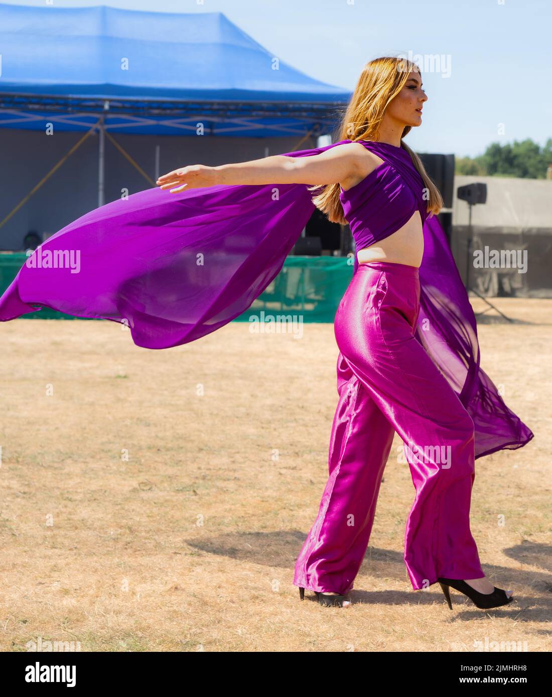 Hampshire, Großbritannien. 6. August 2022. Das jährliche Bula Festival, das von Fidschianern in der britischen Armee organisiert wurde, enthielt traditionelle Grüße, einen Gedenkgottesdienst für gefallene Kameraden, eine Meke als traditionellen Tanz, und einmal wurde die Tänzerin mit Stoffhaken zur Feier ihrer ersten Meke ausgestattet, Mode aus London Pacific Fashion Week mit Models und Designs aus Australien, Neuseeland, Tonga, Fidschi, Samoa. Kredit: Peter Hogan/Alamy Live Nachrichten Stockfoto