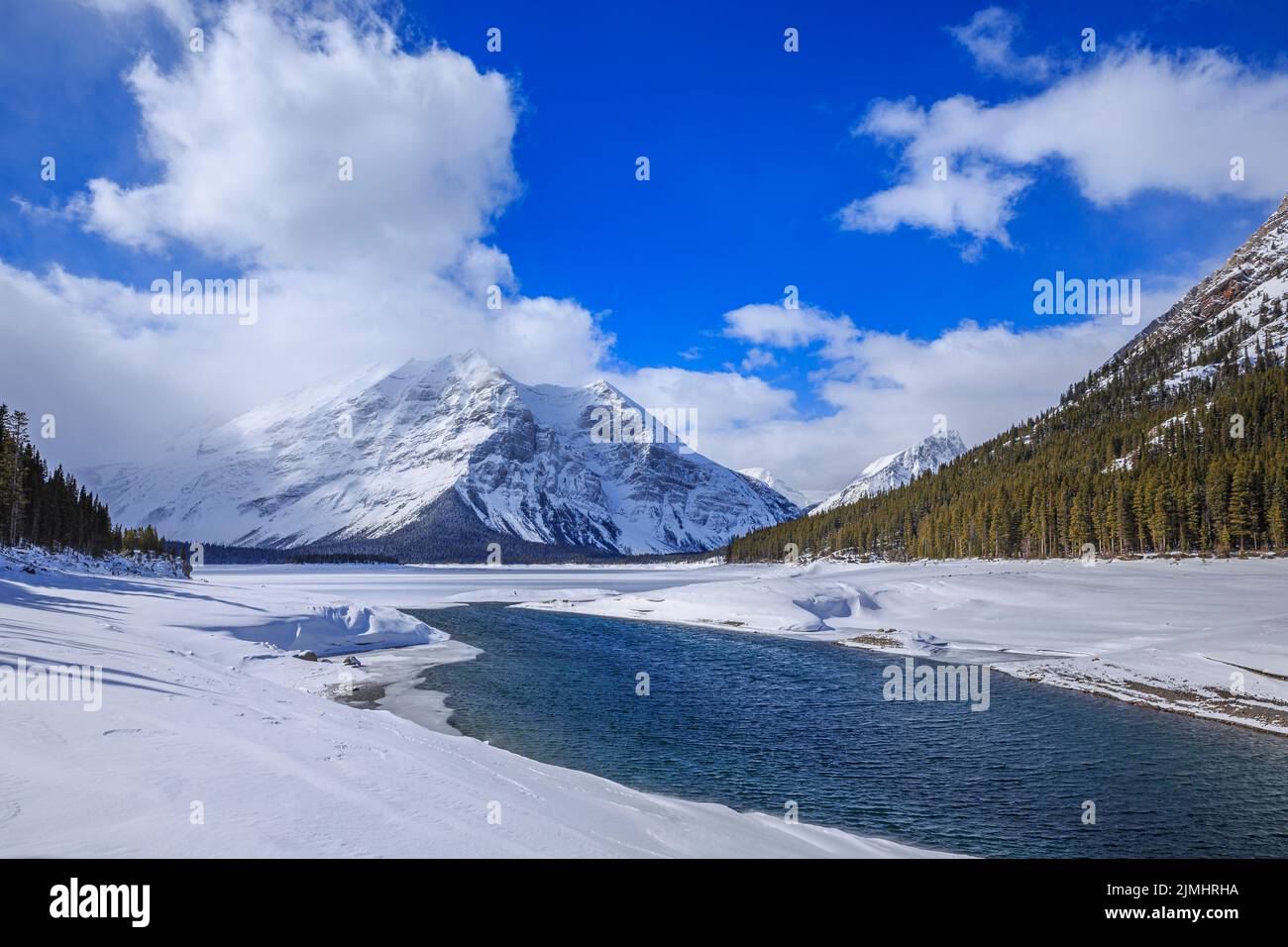 Winterszene am Stausee des Upper Kananaskis Lake Stockfoto