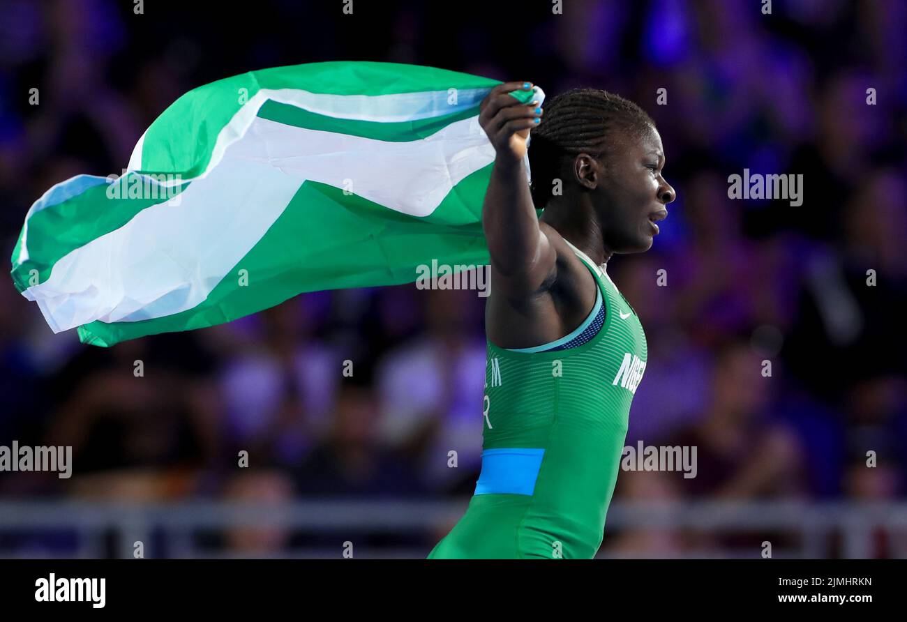Die nigerianische Miesinnei Genesis feiert, nachdem sie am 9. Tag der Commonwealth Games 2022 in der Coventry Arena beim Gold Medal Match der Frauen 50kg gegen die kanadischen Madison Parks antreten wurde. Bilddatum: Samstag, 6. August 2022. Stockfoto