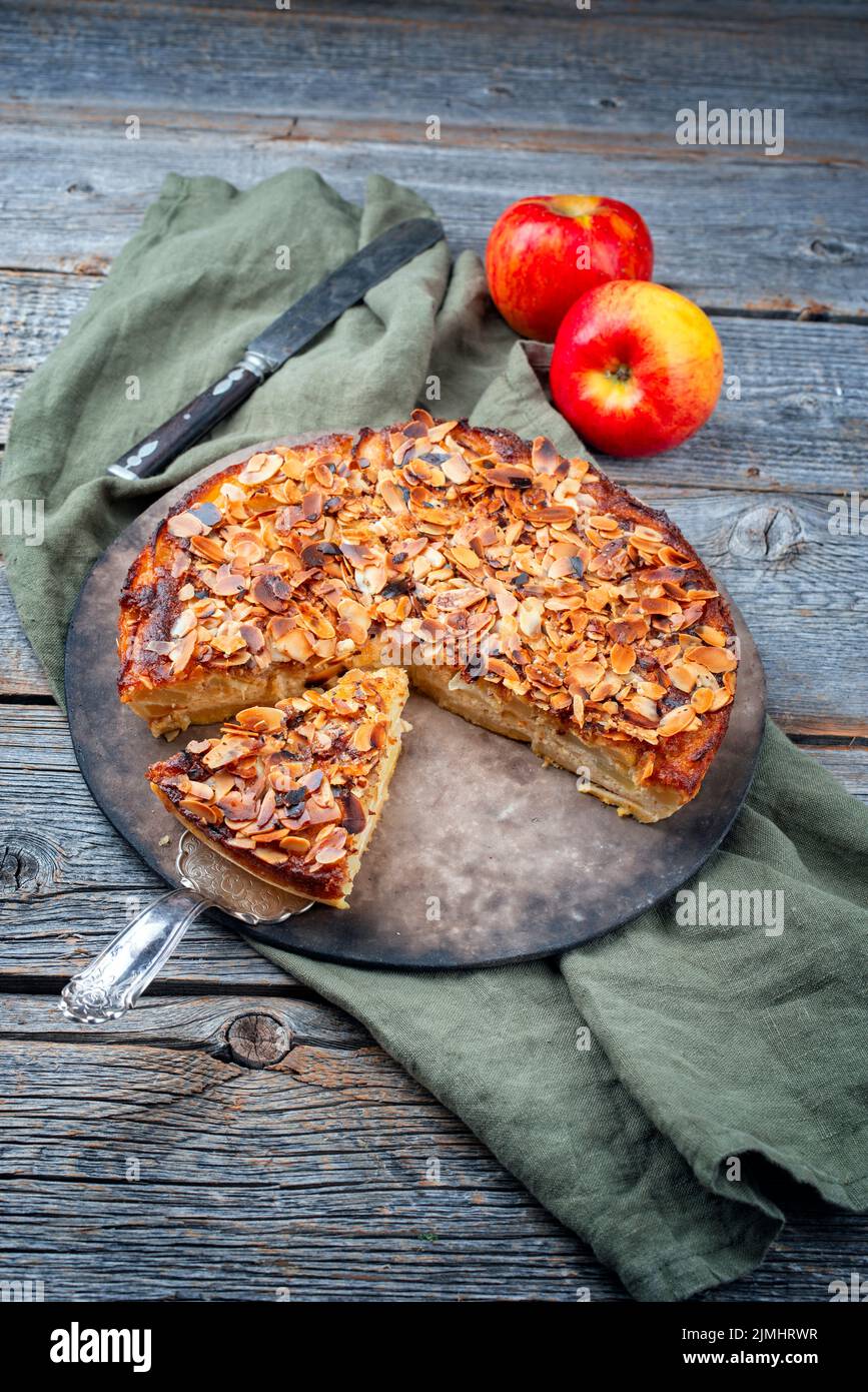 Traditionelle Apfelkuchen Torta di mele cremosa mit Mandelflocken ...