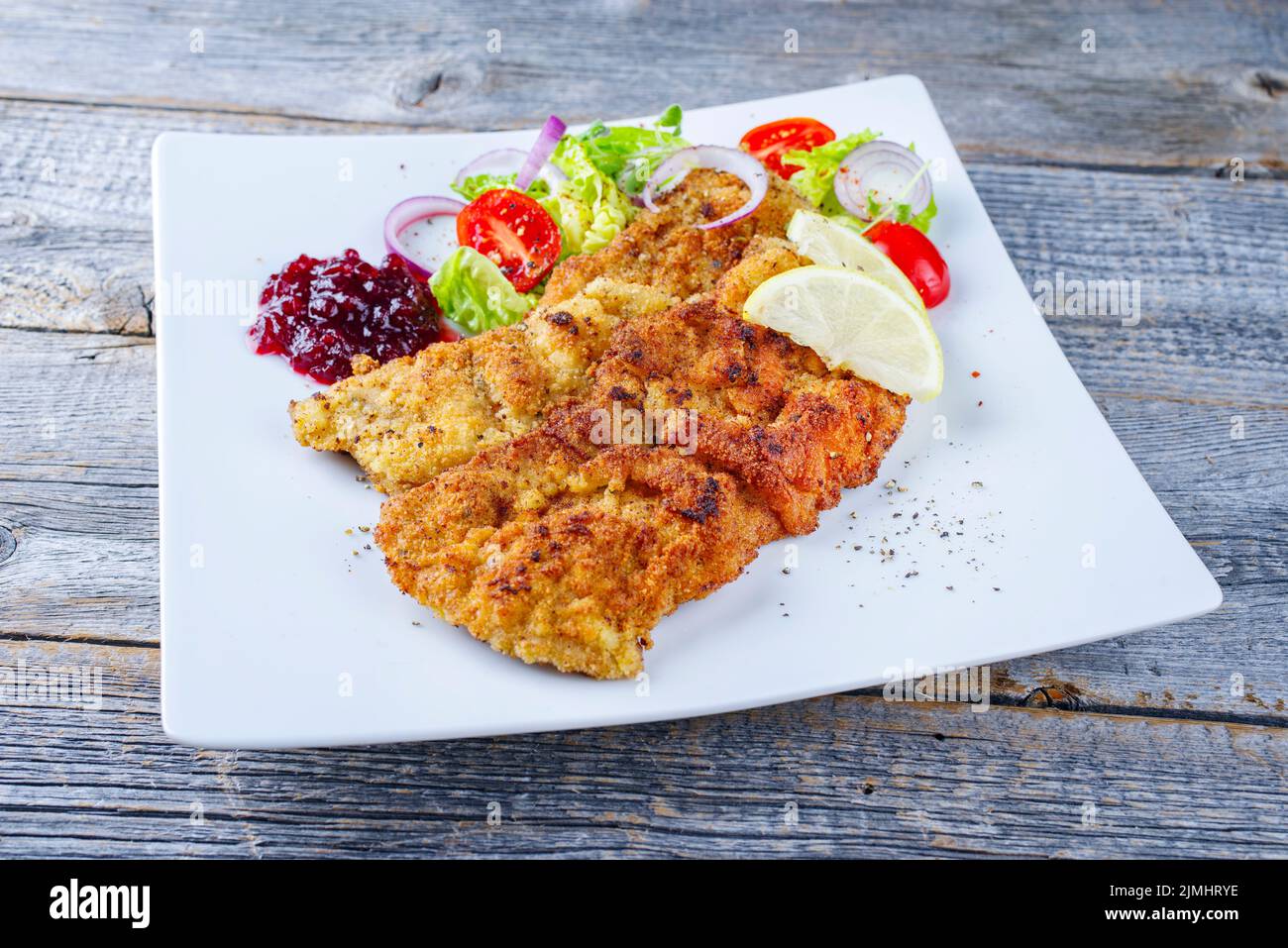 Traditionelles frittiertes Schnitzel mit grünem Salat Stockfoto