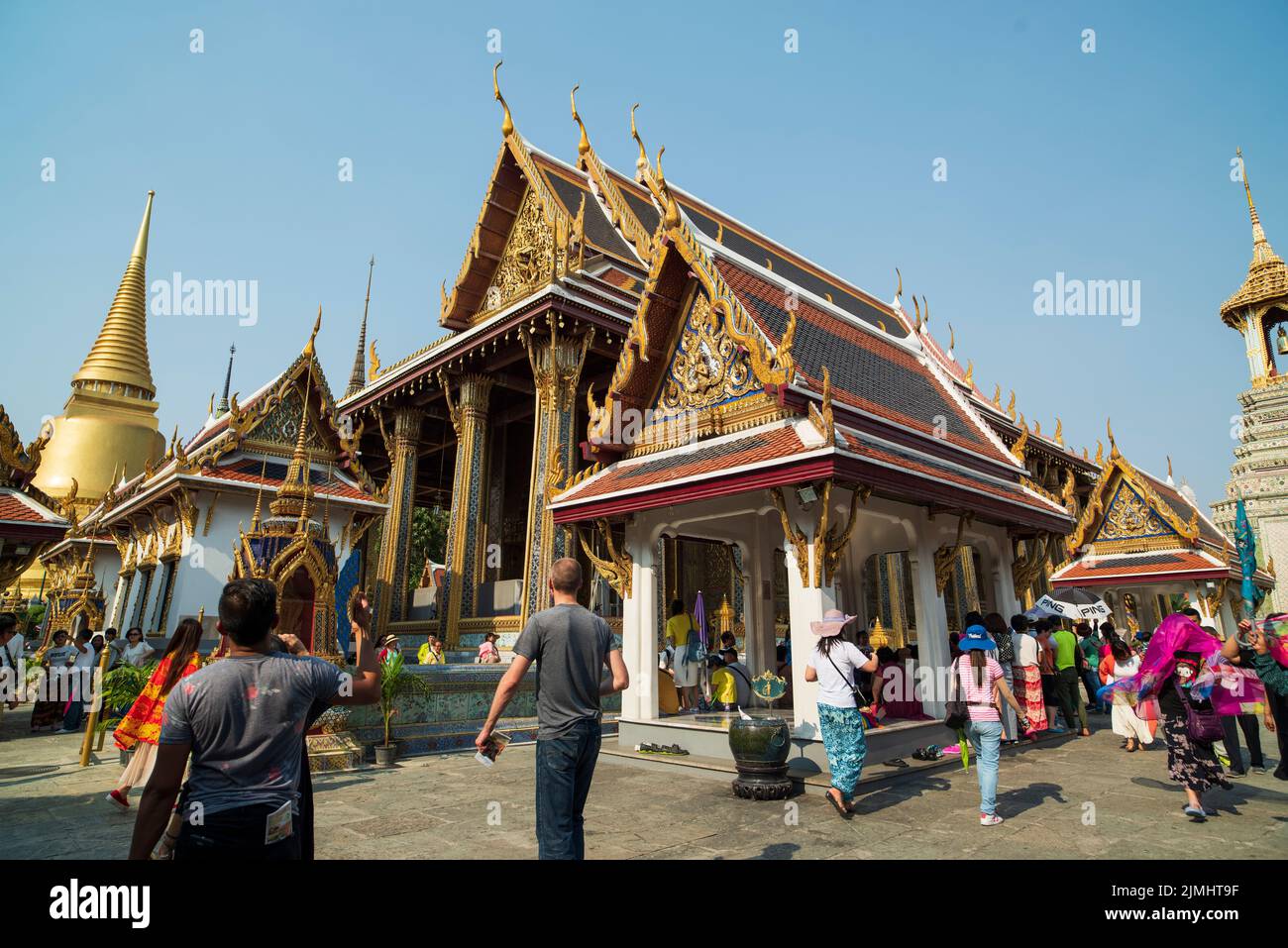 Berühmter königlicher großer Palast in Bangkok. Touristen, die den Tempel besuchen. Stockfoto