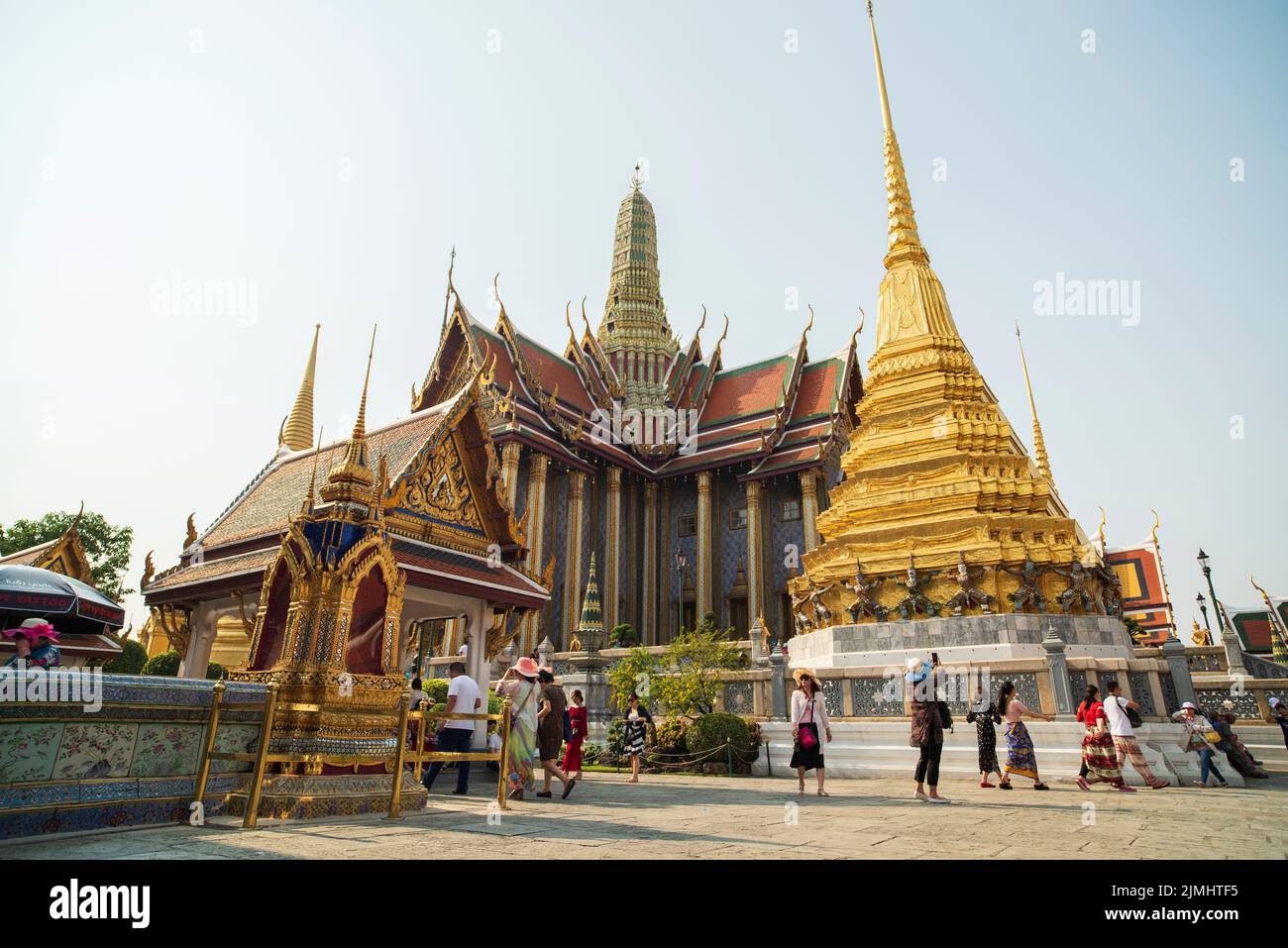 Berühmter königlicher großer Palast in Bangkok. Touristen, die den Tempel besuchen. Stockfoto