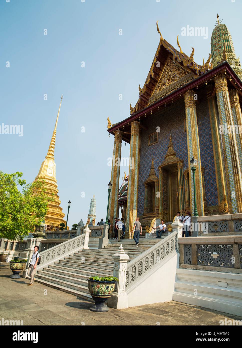 Berühmter königlicher großer Palast in Bangkok. Touristen, die den Tempel besuchen. Stockfoto