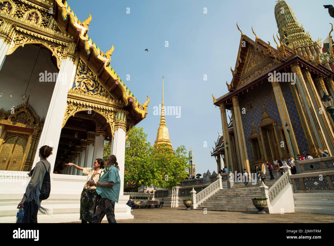 Berühmter königlicher großer Palast in Bangkok. Touristen, die den Tempel besuchen. Stockfoto