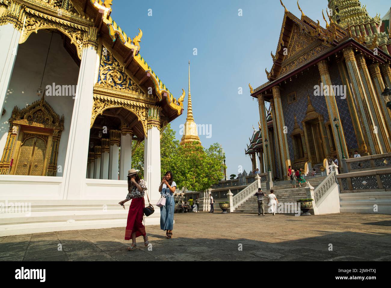 Berühmter königlicher großer Palast in Bangkok. Touristen, die den Tempel besuchen. Stockfoto