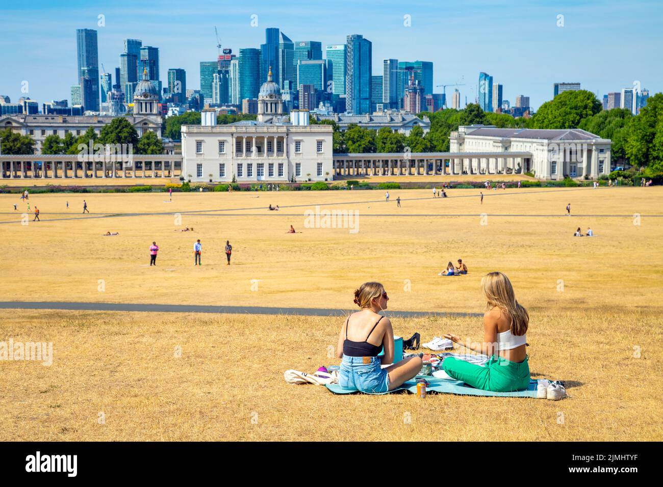 6. August 2022 - London, Großbritannien - Menschen pickern und sonnen auf ausgetrocknetem Gras im Greenwich Park nach einer Reihe von Hitzewellen und Rekordtemperaturen, Stadt mit Dürre und Wasserrationierungsmaßnahmen konfrontiert Stockfoto