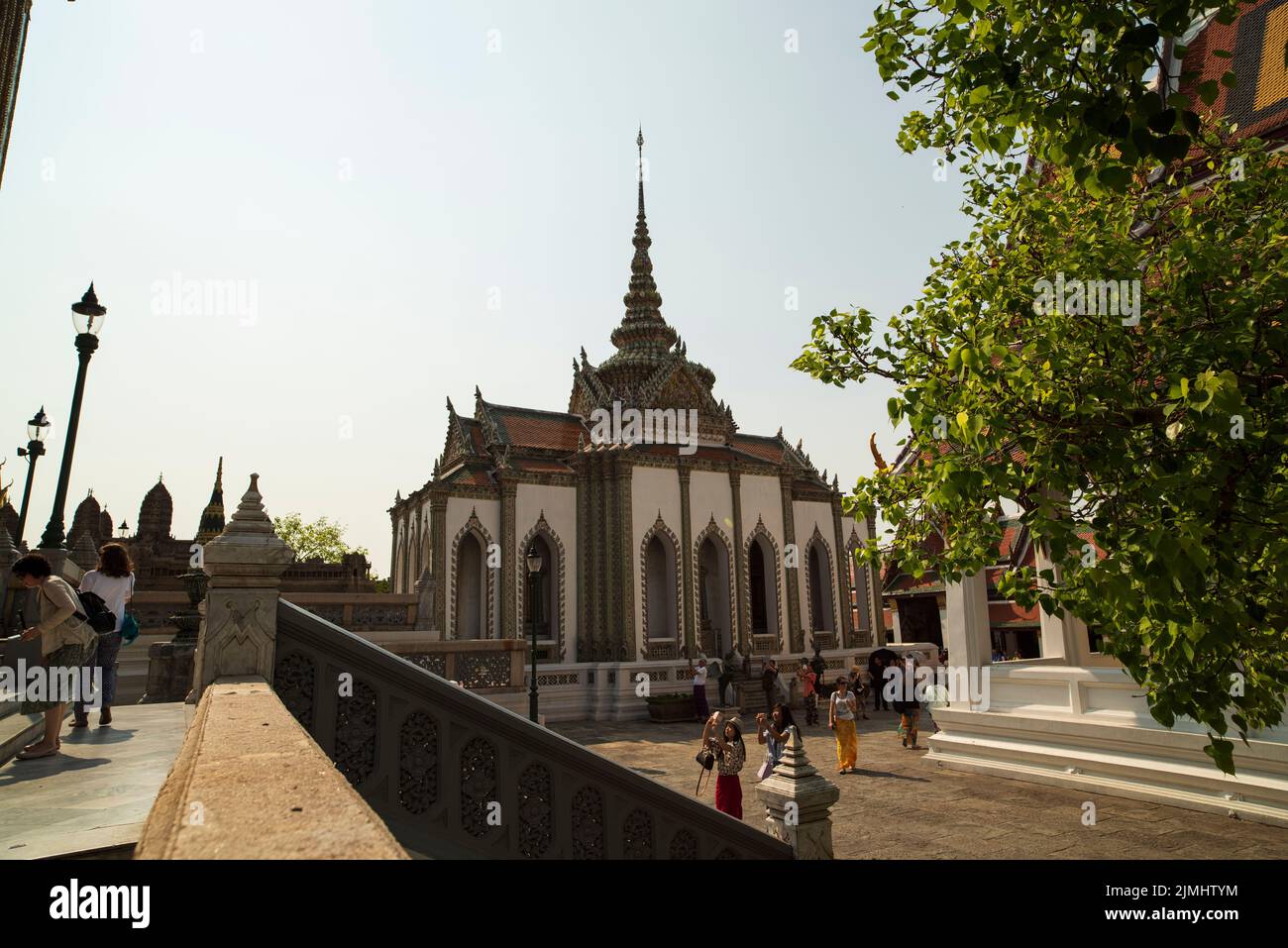 Berühmter königlicher großer Palast in Bangkok. Touristen, die den Tempel besuchen. Stockfoto