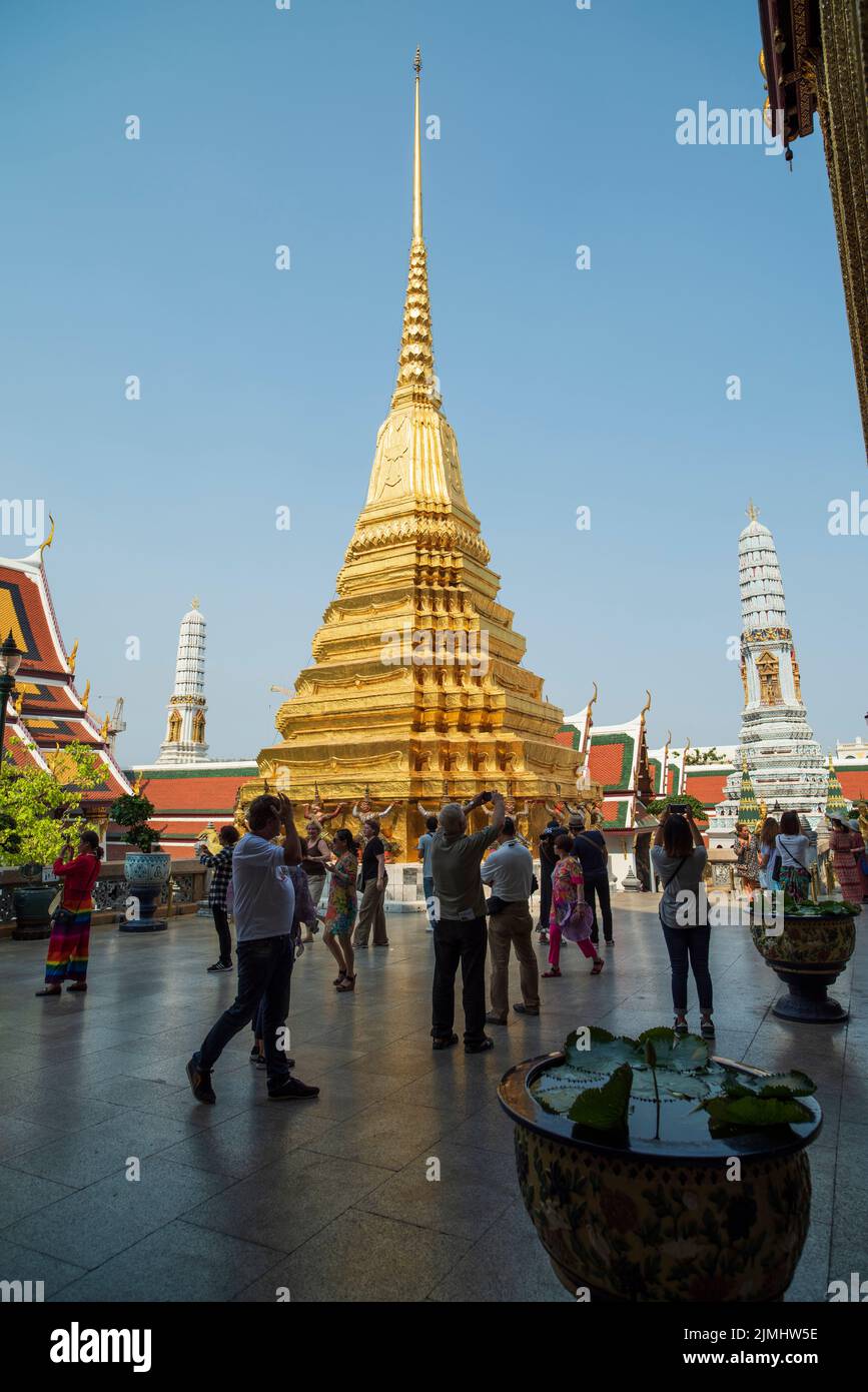Berühmter königlicher großer Palast in Bangkok. Touristen, die den Tempel besuchen. Stockfoto
